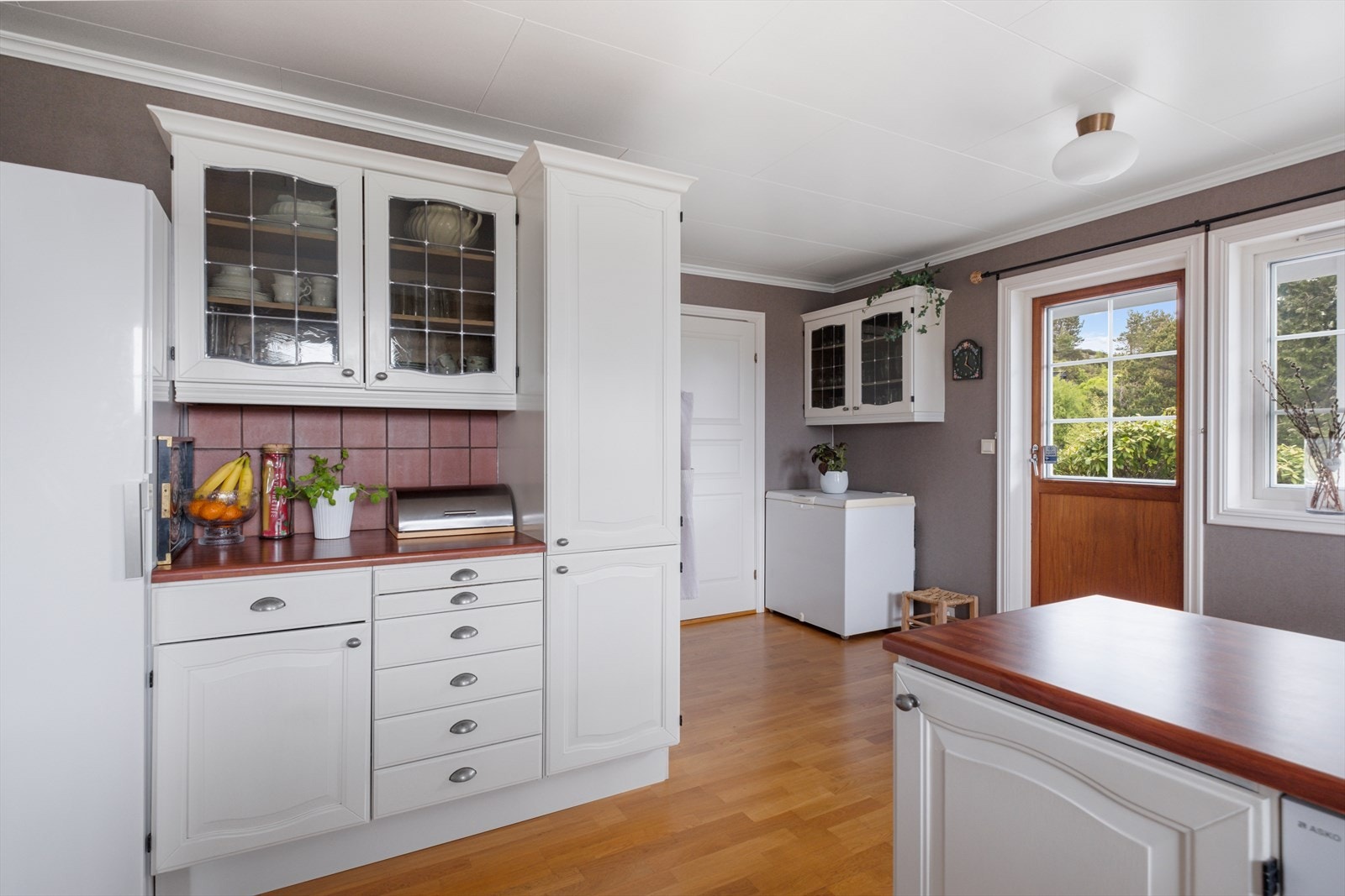 Dør til terrasse og dør til vaskerom Galleribilde