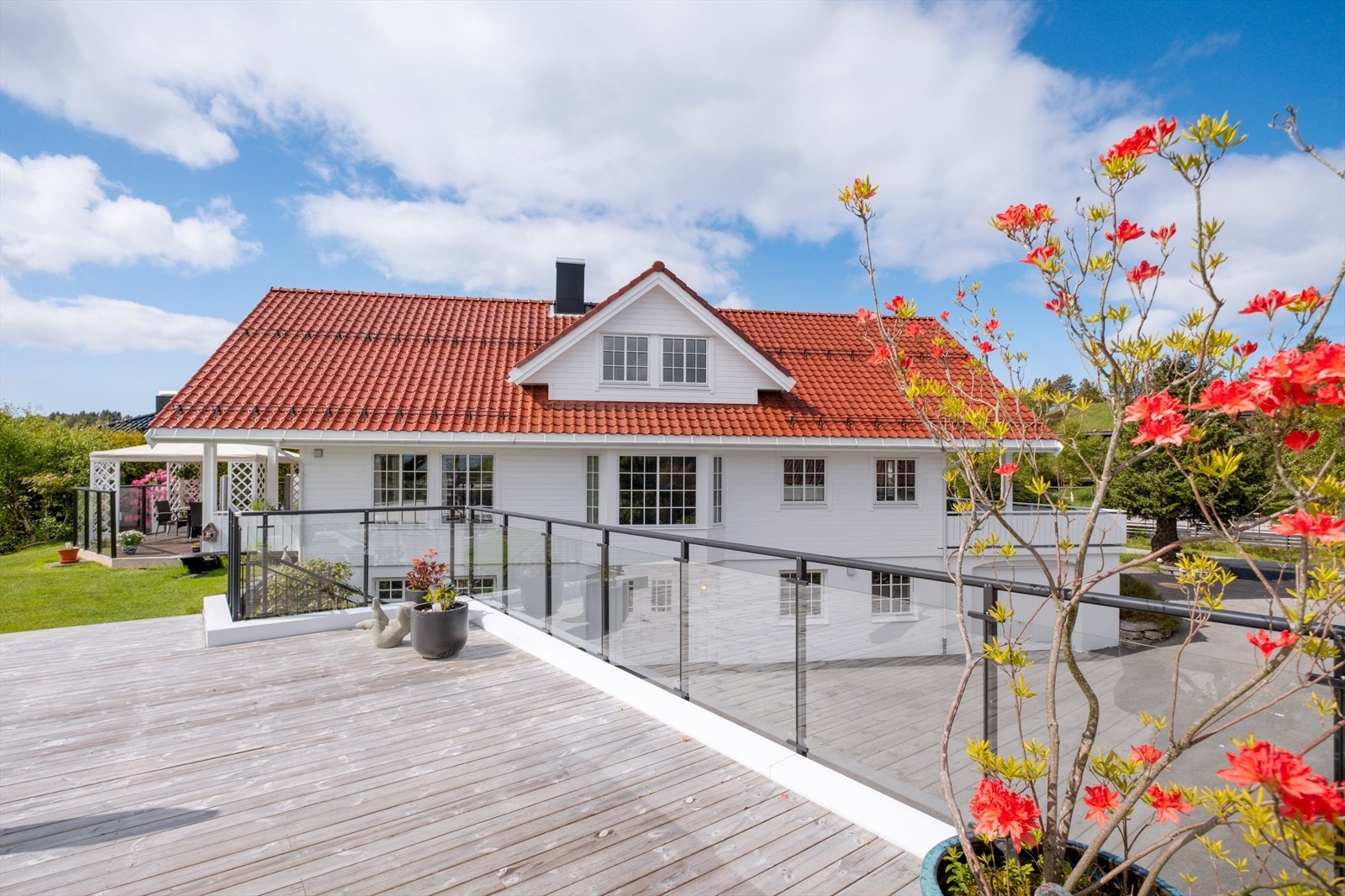 Huset har glasert hollandsk teglstein på taket Galleribilde