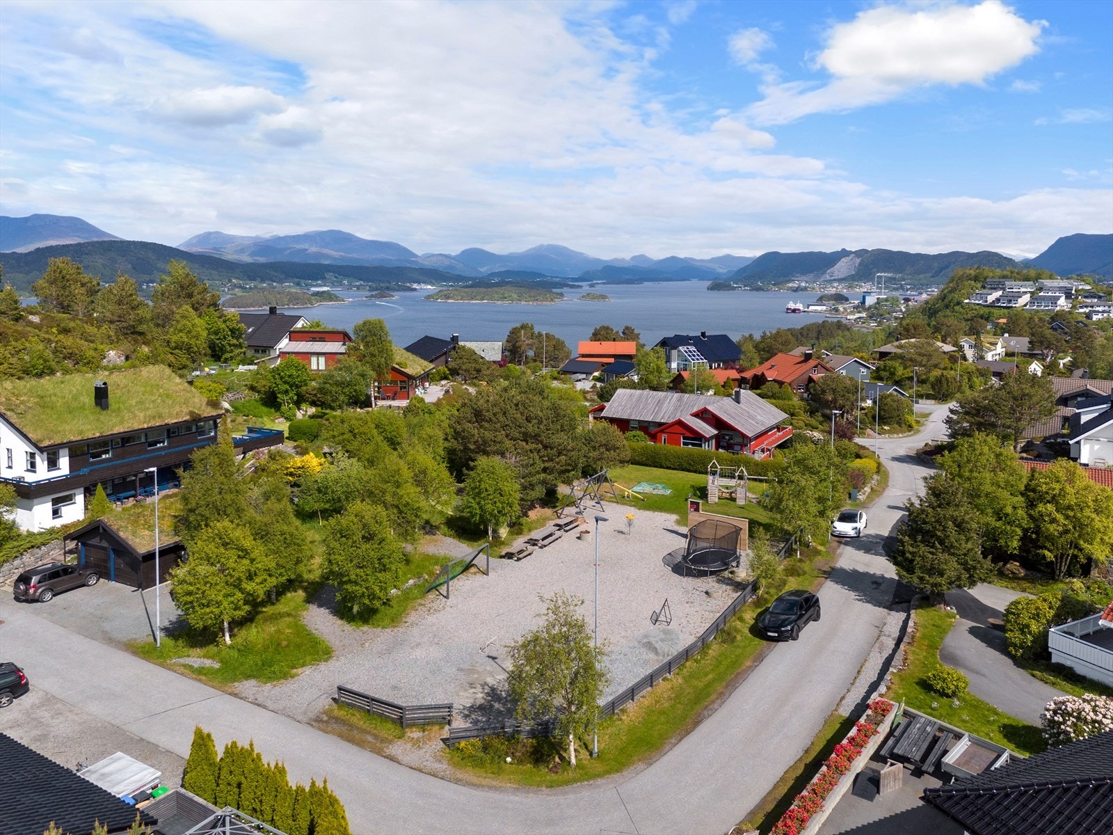 Lekeplass rett ved boligen. Endegate med lite trafikk Galleribilde