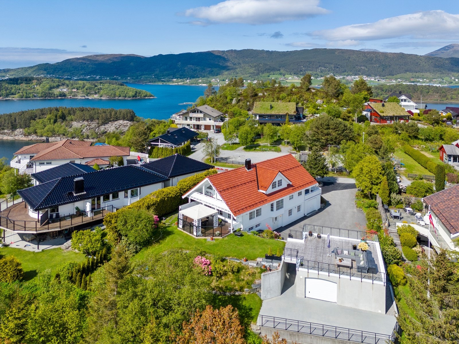 Stor enebolig med hybelleilighet øverst på Lerstadtoppen Galleribilde