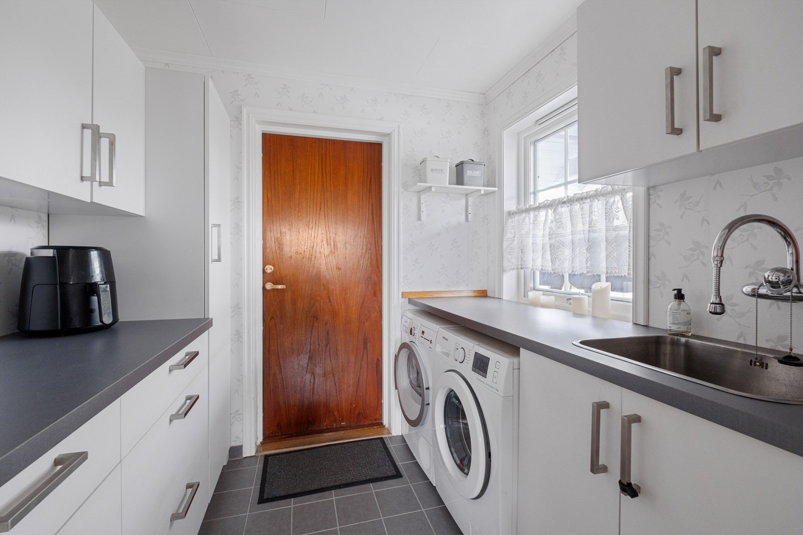 Praktisk plassert vaskerom med egen inngang Galleribilde