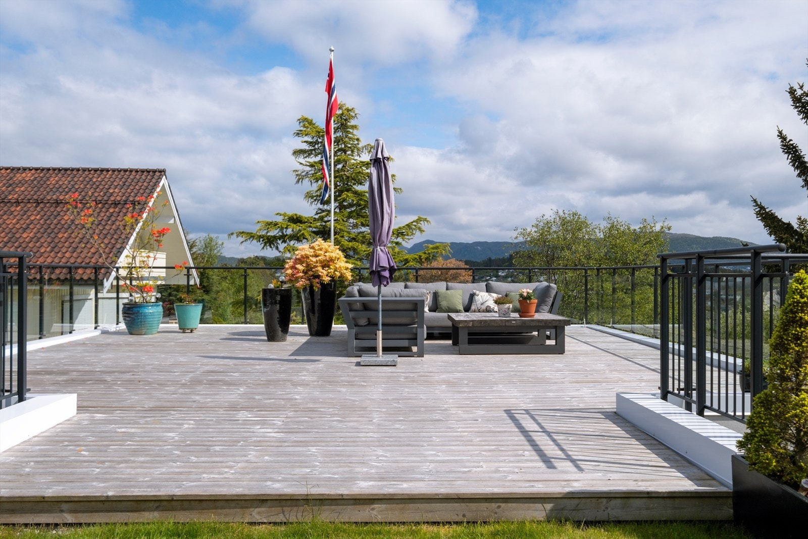 Den eksterne garasjen er bygd i 2019 og har et solrikt dekke på taket Galleribilde