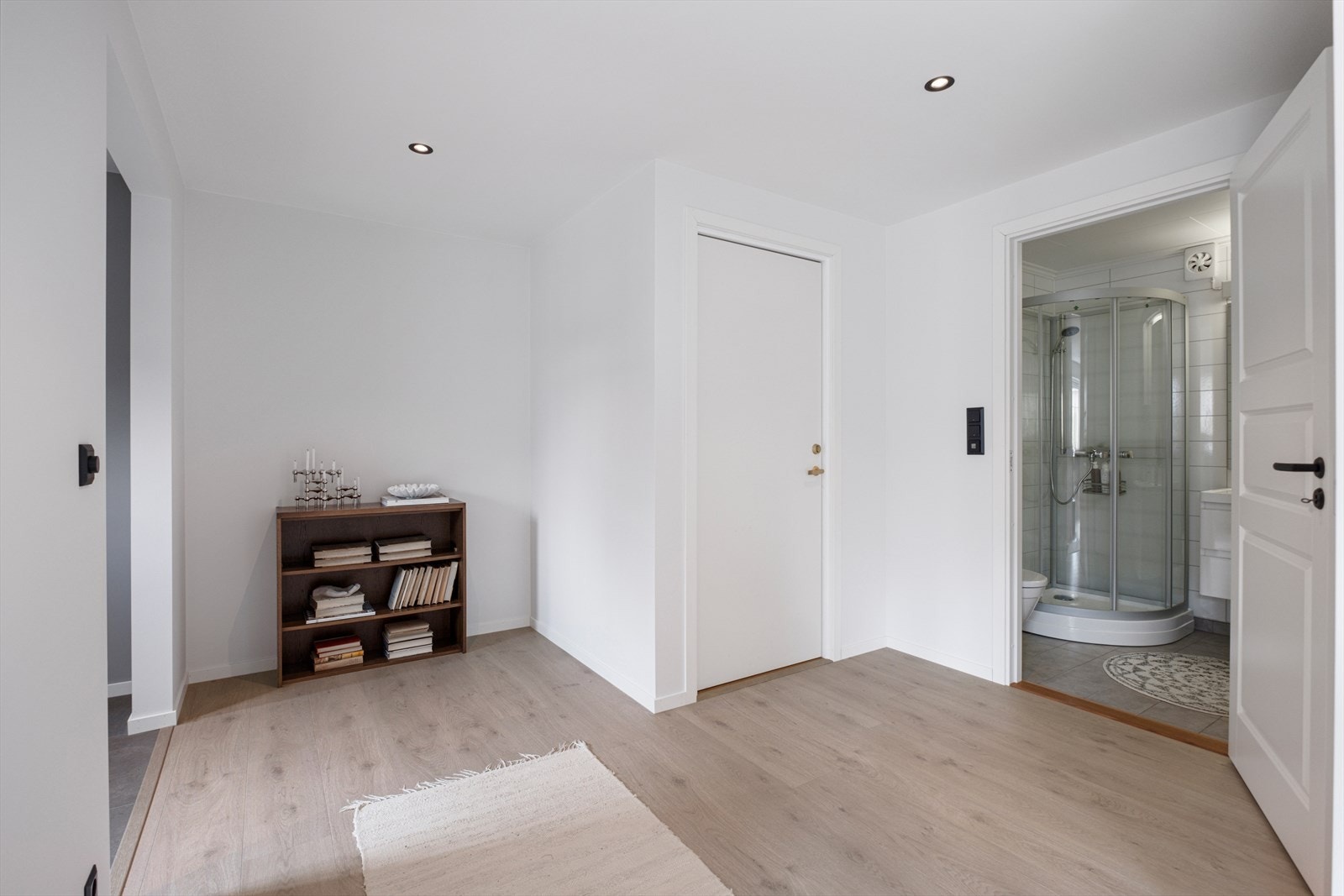 Døren ved siden av badet går inn til hoveddelen av huset Galleribilde