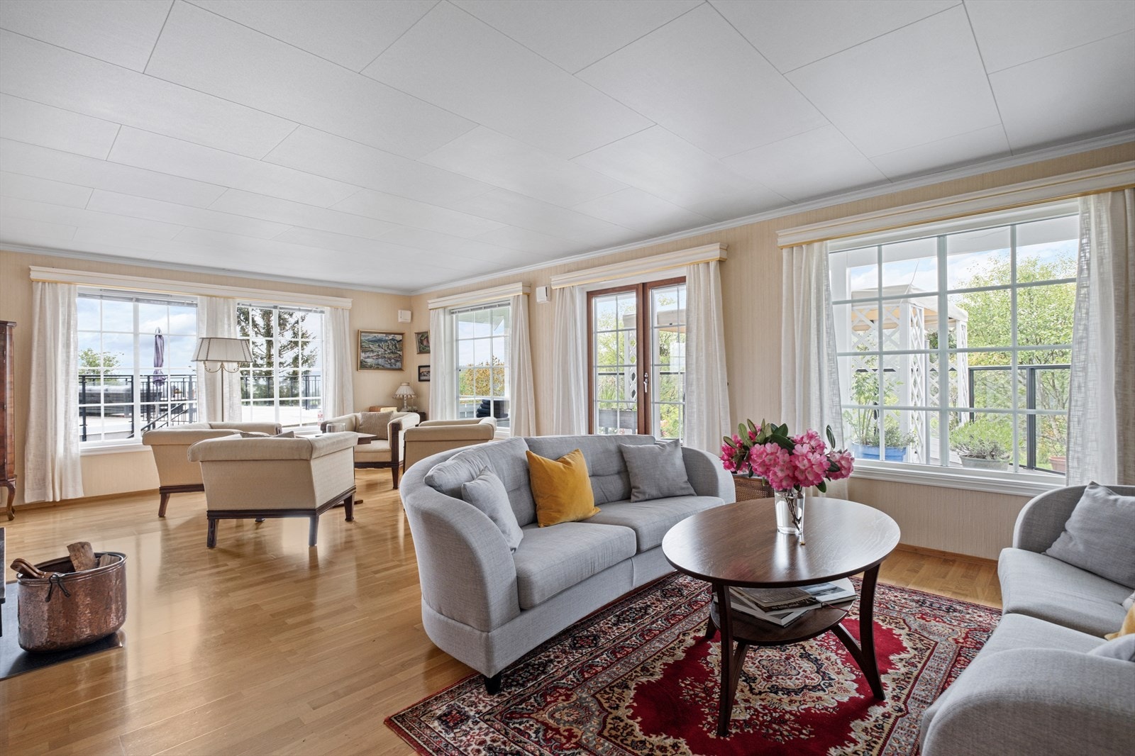 Stuen er romslig og har sydvendt orientering Galleribilde