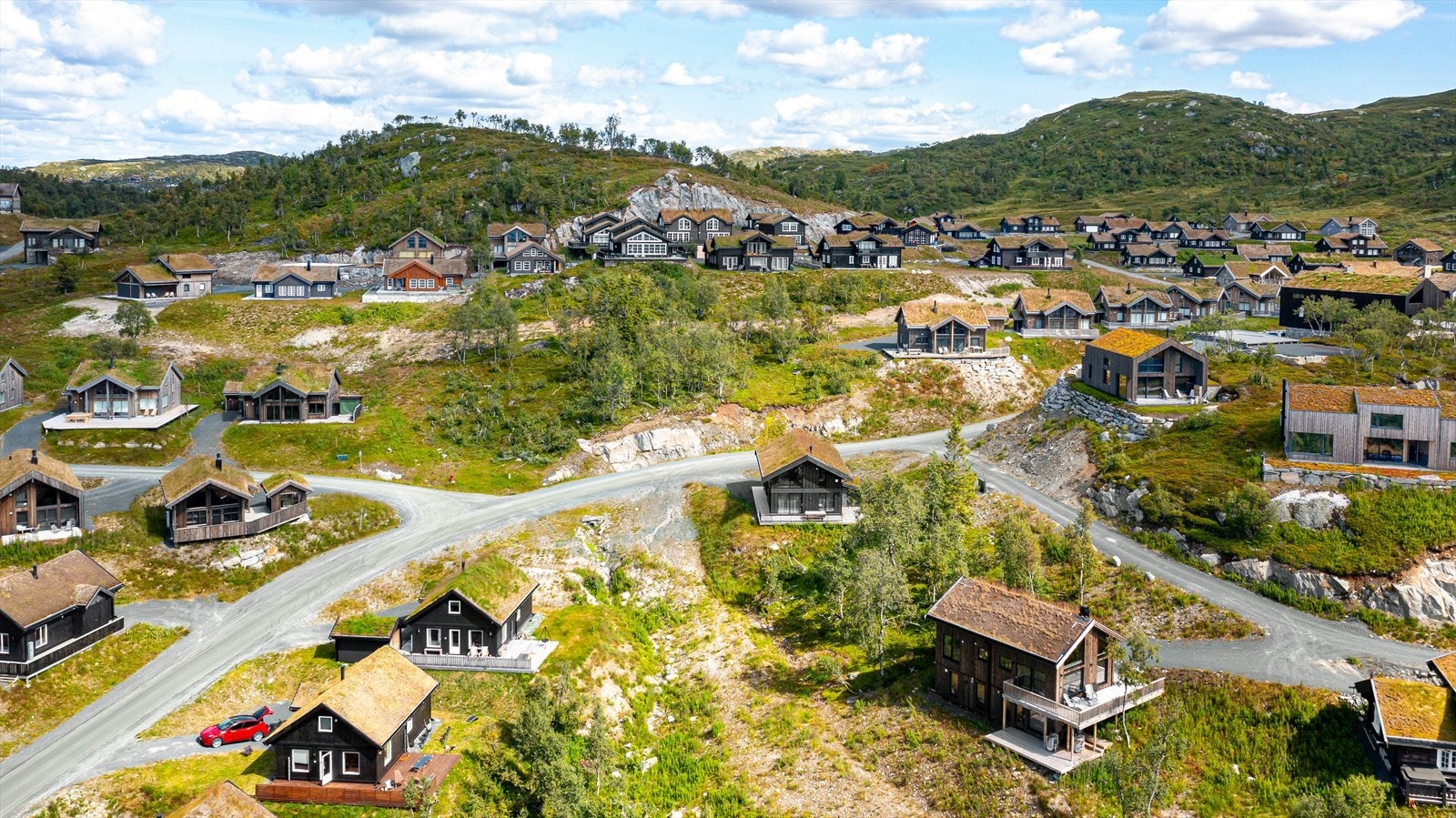 Meget kort vei til slalåmløypa, hvor man kan skli på skiene rett ut i løypen, og gå rett inn i langrennsløyper rett borti veien Galleribilde