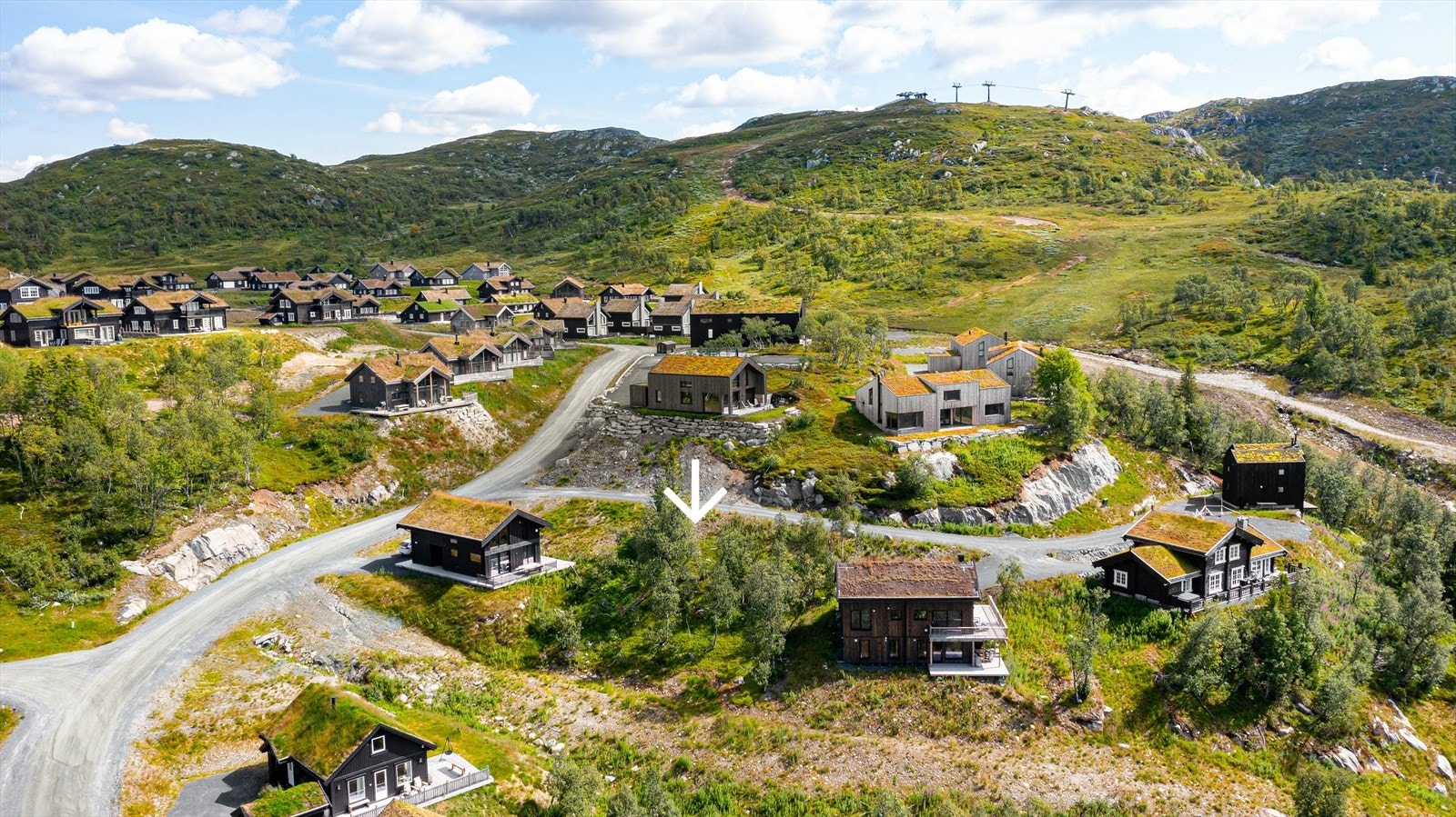 Tomten ligger på toppen av Holtardalen med fantastisk utsikt og ekstremt gode solforhold! Galleribilde