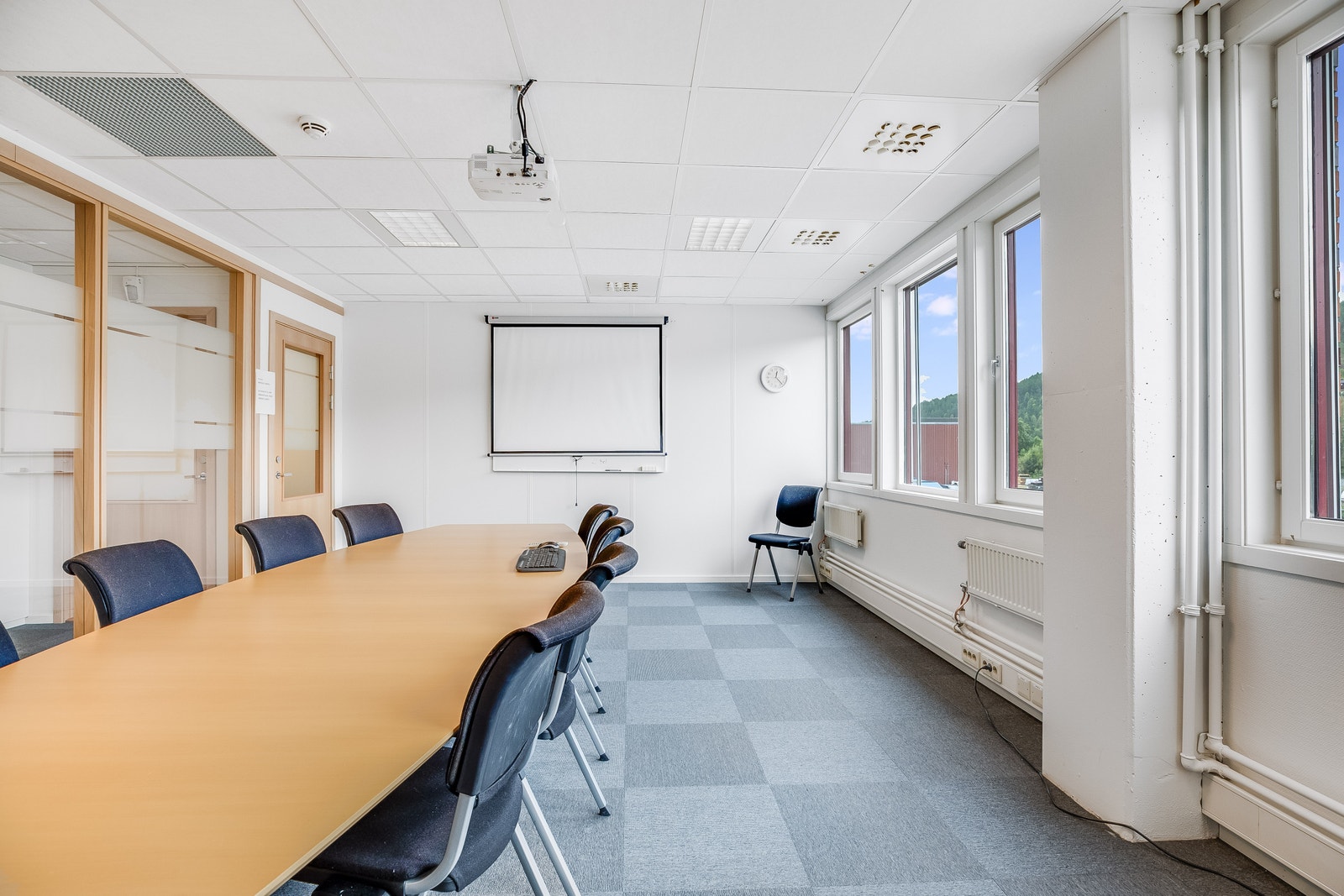 Møterom med utsikt mot Lågen Galleribilde