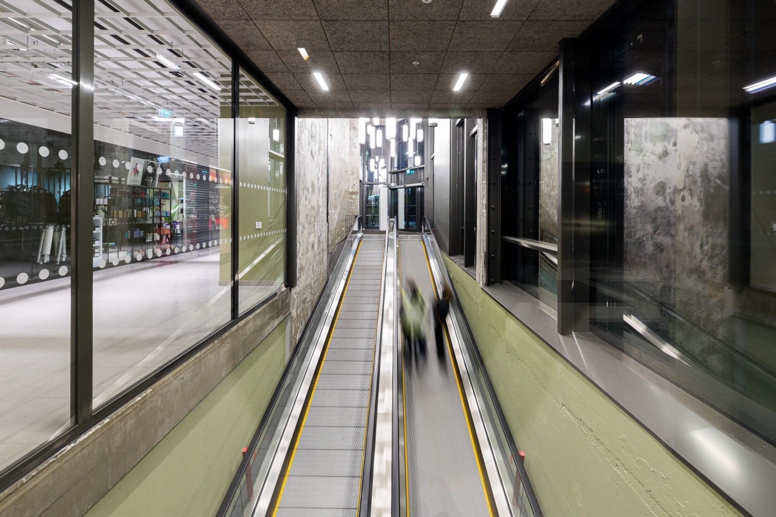 Rullebånd fra parkeringskjeller til nærsenter/butikker Galleribilde