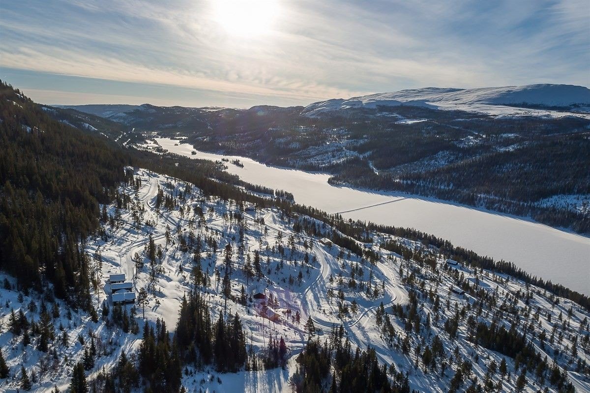 Tomtene har opparbeidet vei til tomtegrensen, tilknytningspunkt for vann, avløp og strøm, i tillegg til båtfeste ved Espedalsvatnet. Galleribilde