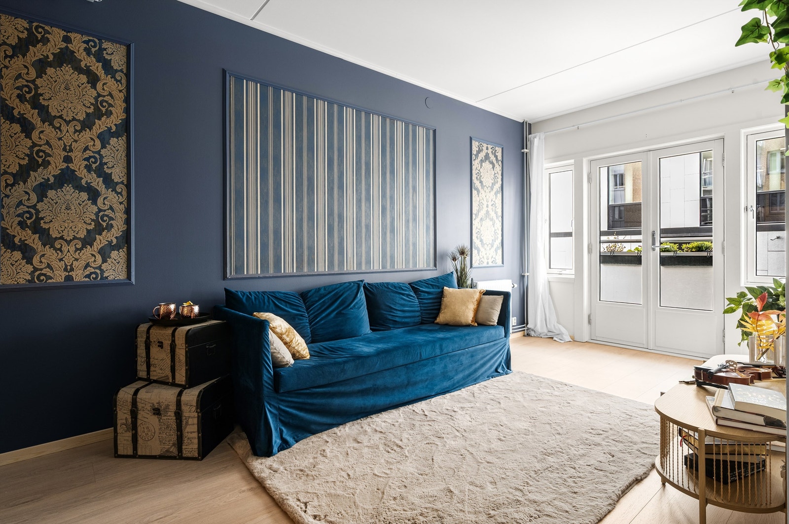 Boligen har stilrene overflater i behagelige nyanser. Galleribilde