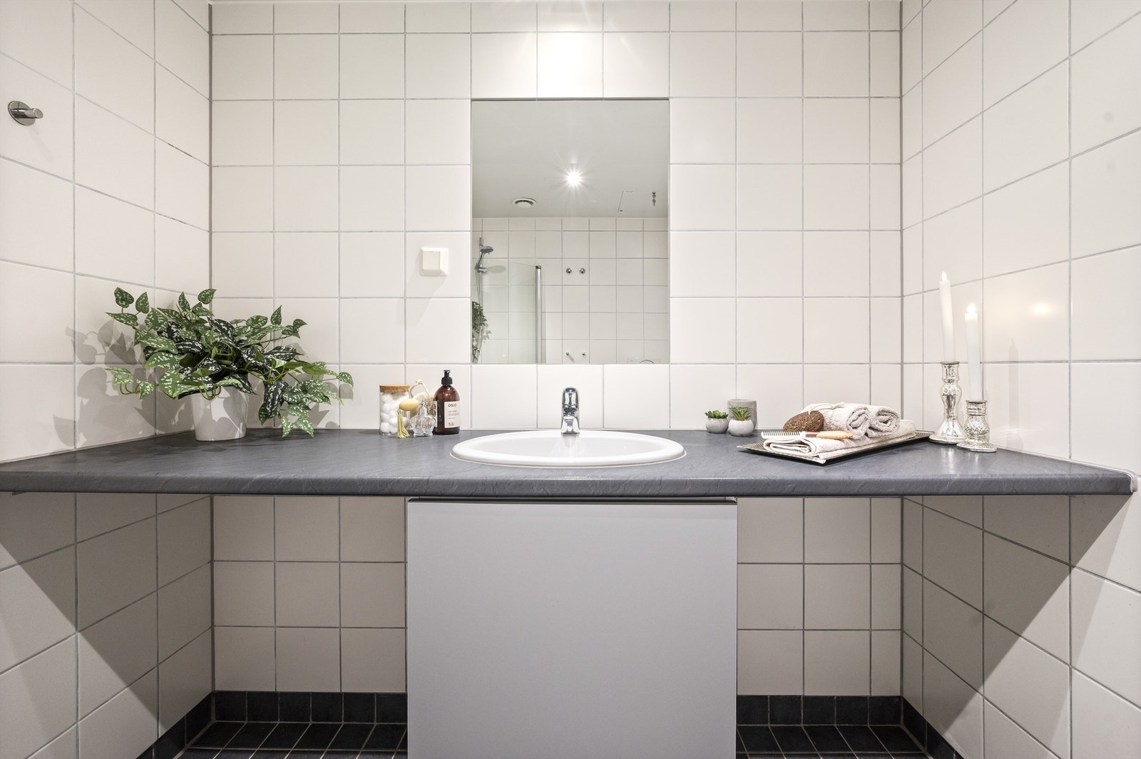 Baderomsinnredningen består av vegghengt servantinnredning med nedfelt servant. Det er opplegg for vaskemaskin. Galleribilde