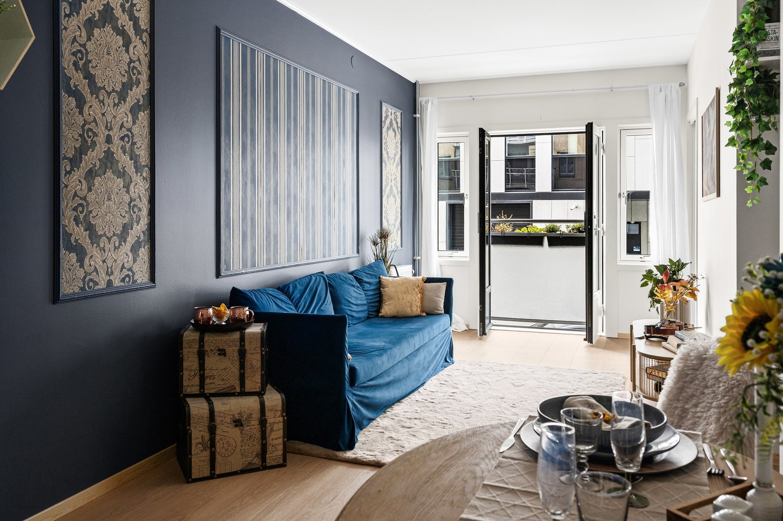 Det er store vindusflater som slipper inn rikelig med lys og som bidrar til å skape en luftig følelse i leiligheten. Galleribilde