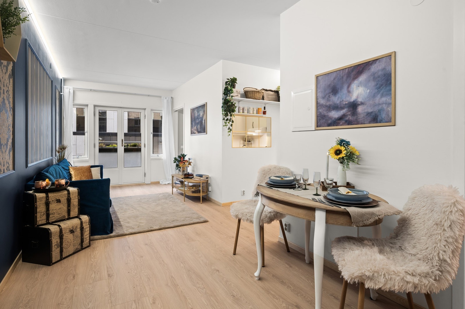 Stuen har også plass til en spisegruppe der venner og familie kan inviteres på middag. Galleribilde