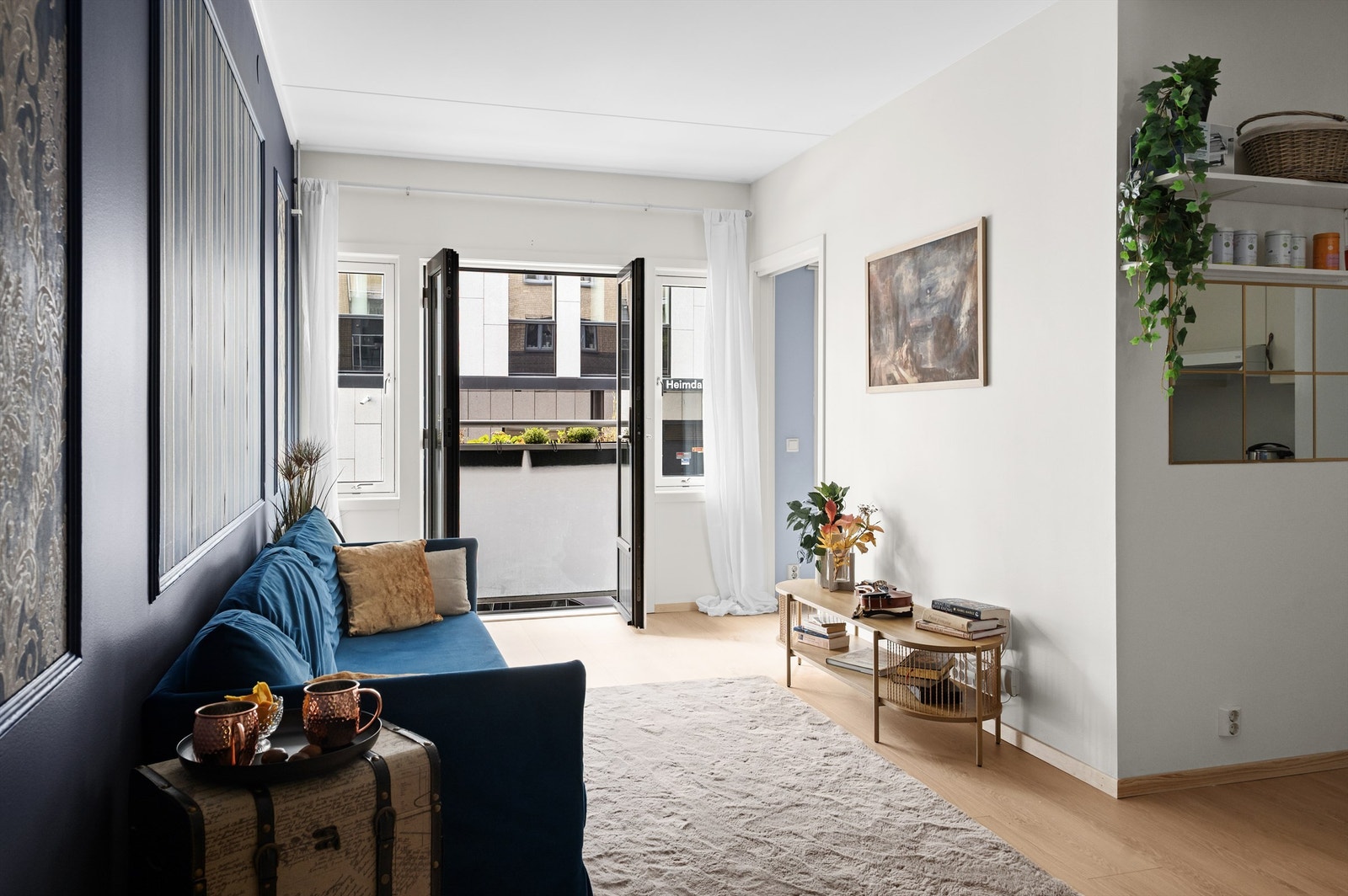 Stuen er romslig med god planløsning og kan enkelt innredes med en hyggelig sofagruppe med tilhørende sofabord og annet ønskelig stuemøblement. Galleribilde