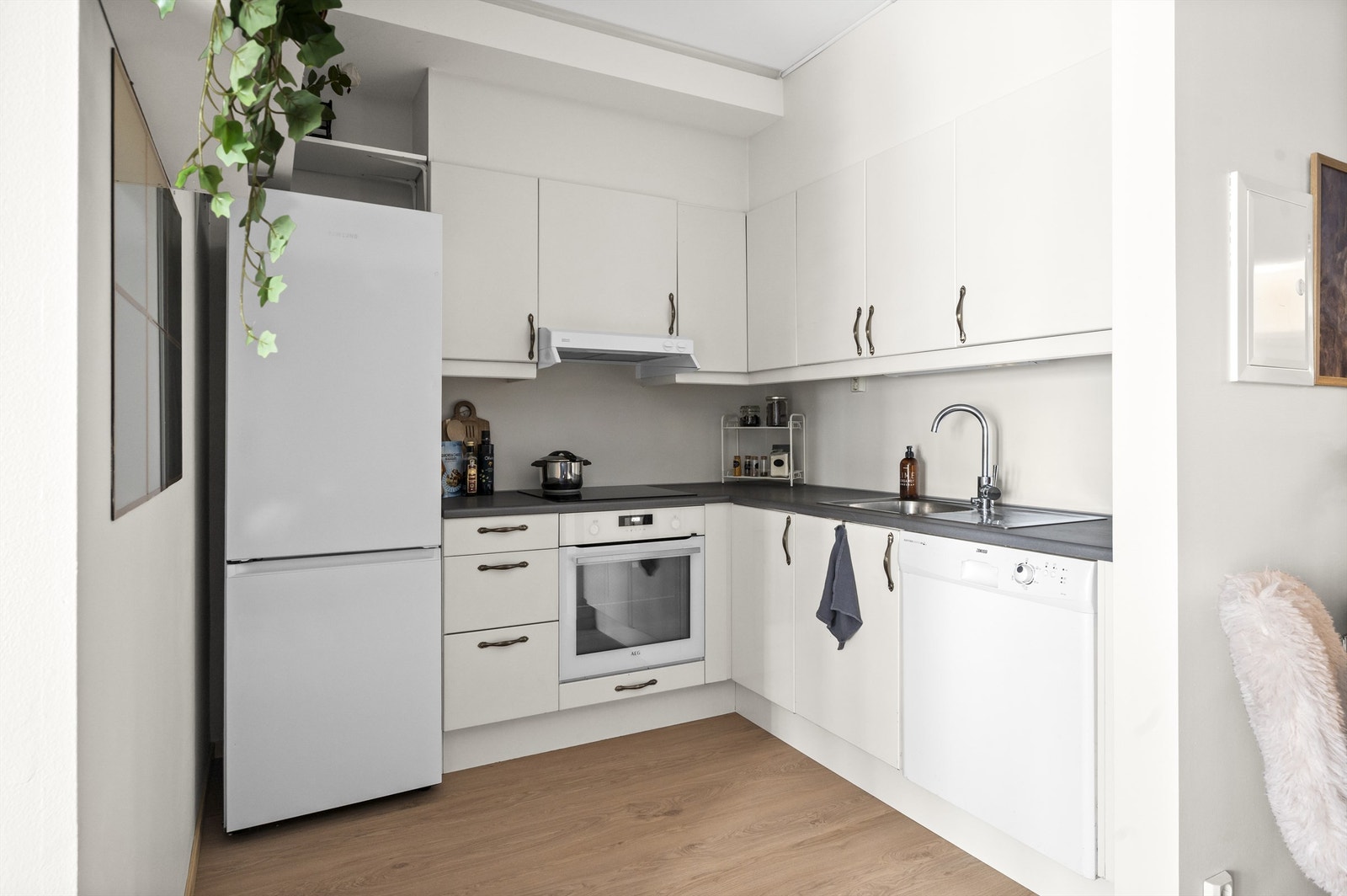 Kjøkkenet er holdt i en sosial, åpen løsning mot stuen der du har god kommunikasjon med gjestene mens middagen lages. Galleribilde