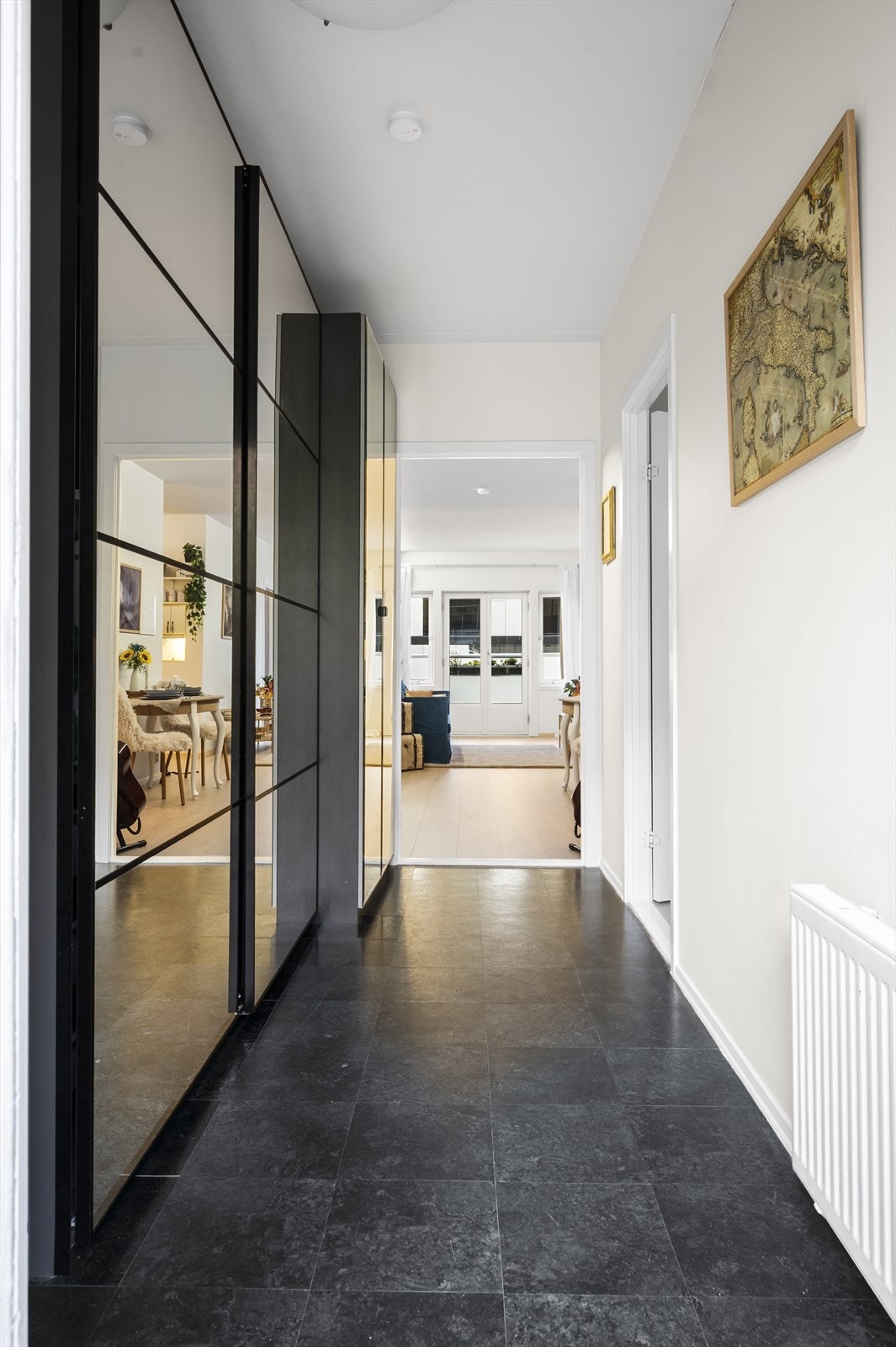 Entréen har rikelig med oppbevaringsplass i et romslig garderobeskap med speilfronter. Galleribilde