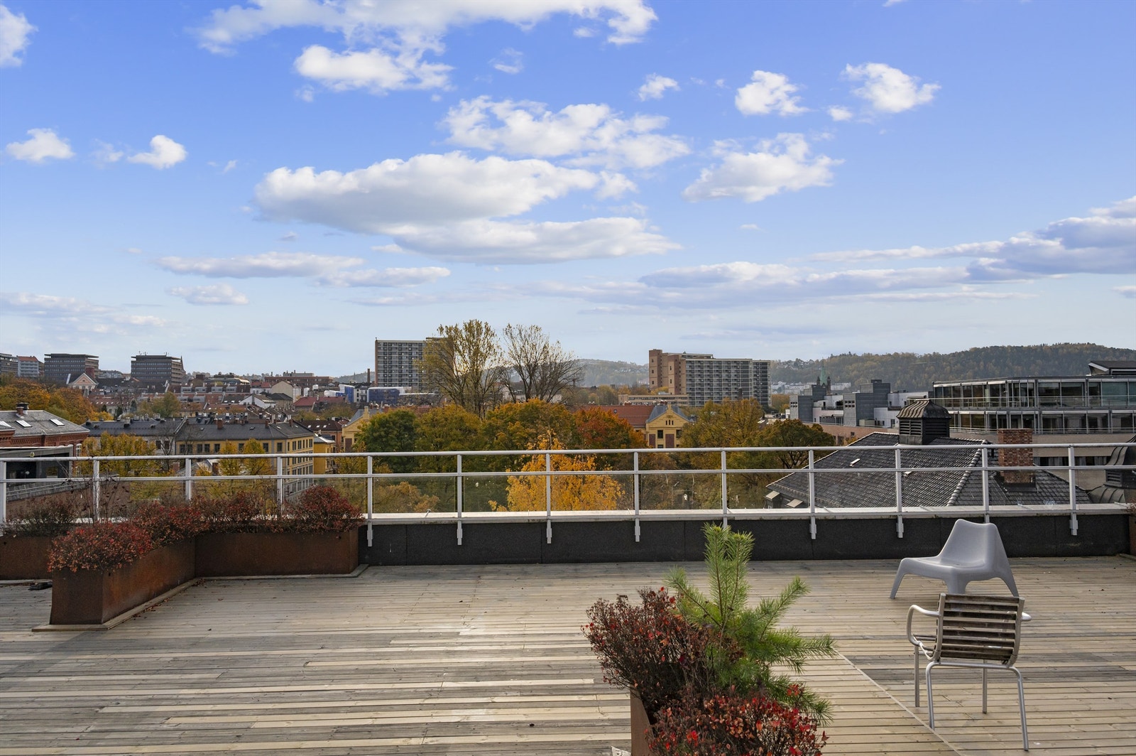Felles takterrasse med fantastiske solforhold og en flott utsikt. Galleribilde