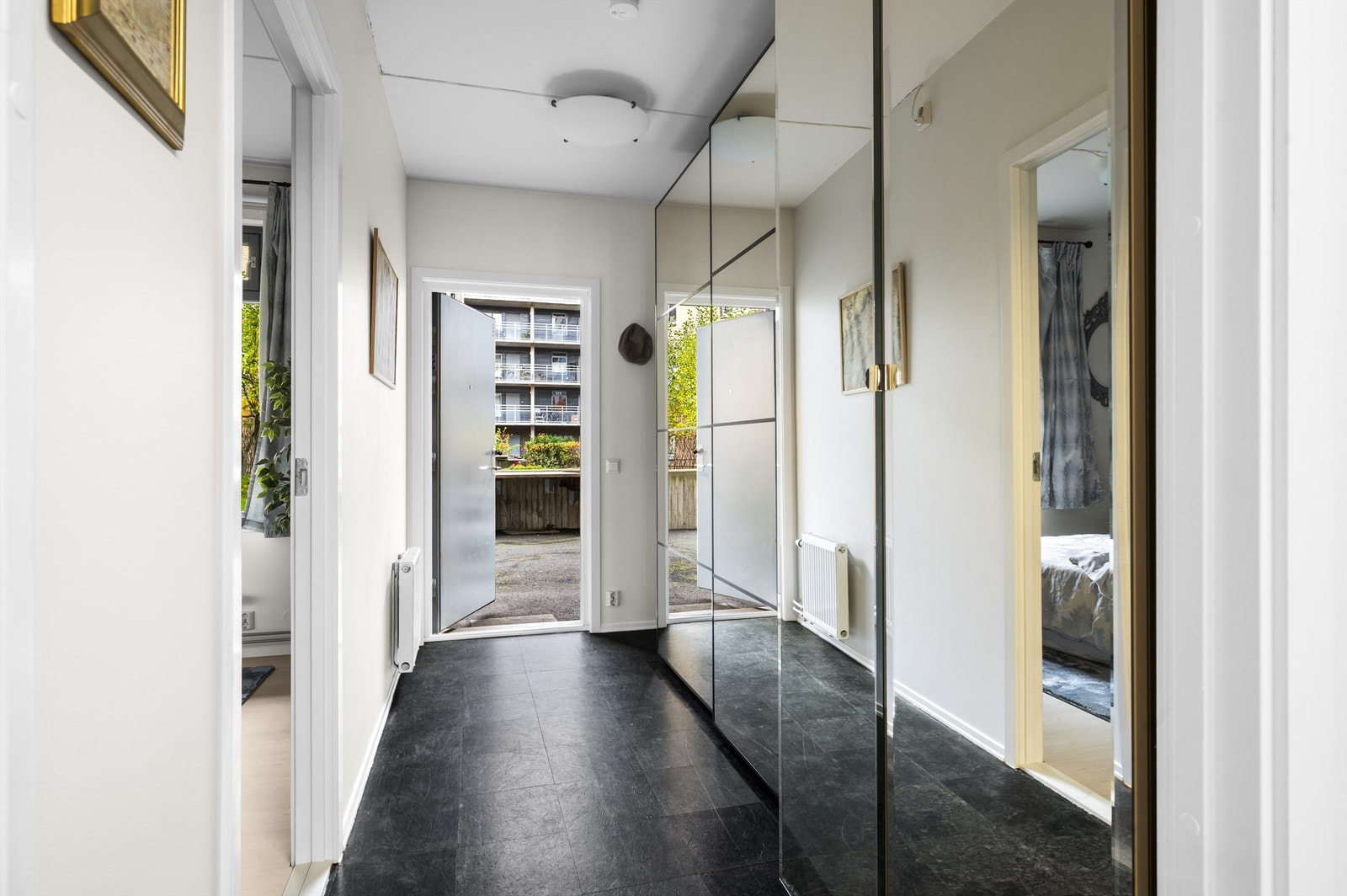 Velkommen inn! Leilighetens entré er lys og innbydende og gir et meget godt førsteinntrykk av boligen Galleribilde