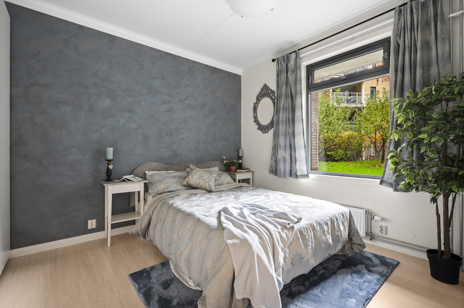 Hovedsoverommet er romslig og kan enkelt innredes med dobbeltseng og tilhørende nattbord. Galleribilde