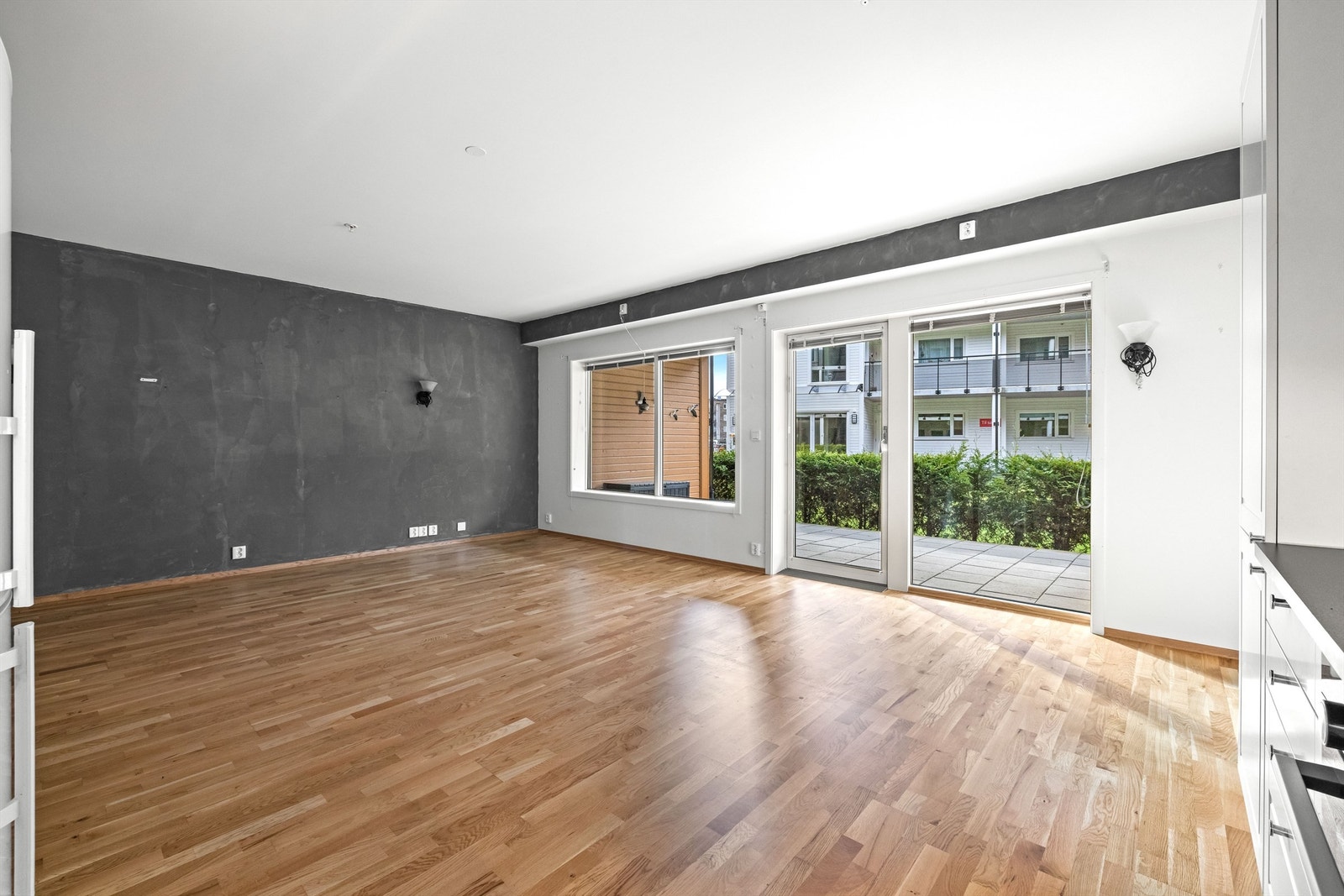 Leiligheten befinner seg på bakkeplan og har hyggelige uteplasser Galleribilde