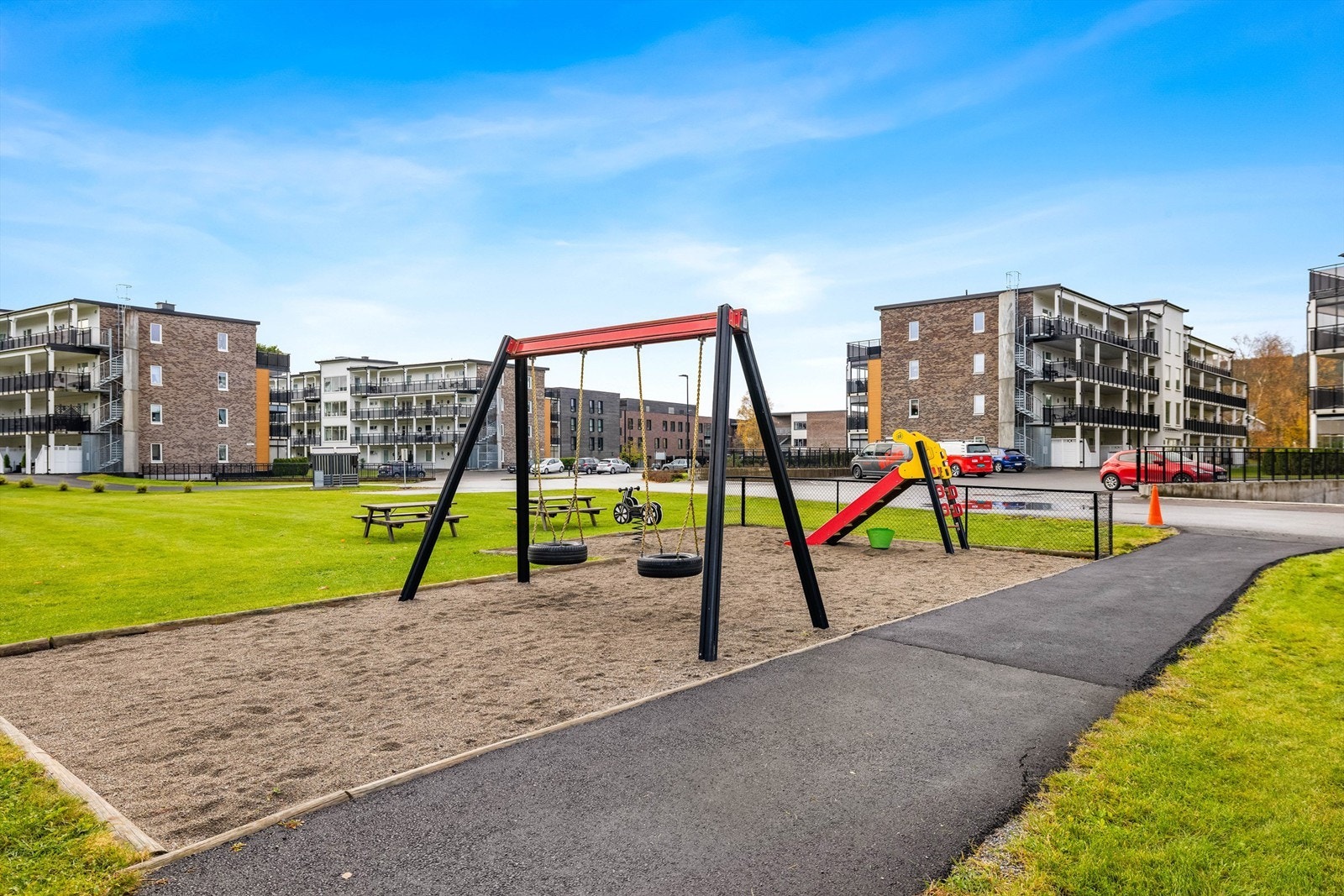 Sameiets tomt har lekeapparater og huske, noe som gjør området ideelt for barnefamilier Galleribilde