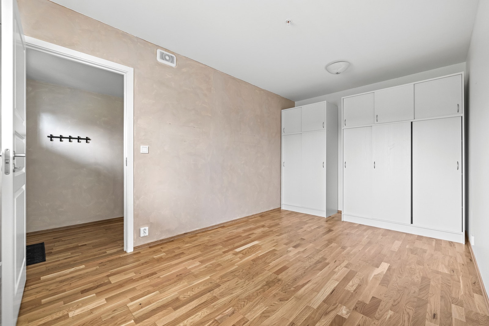 Soverom 1 er romslig og har godt med garderobeskap Galleribilde