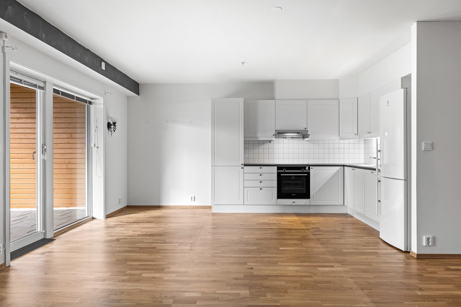 Leiligheten har en moderne åpen stue- kjøkkenløsning Galleribilde