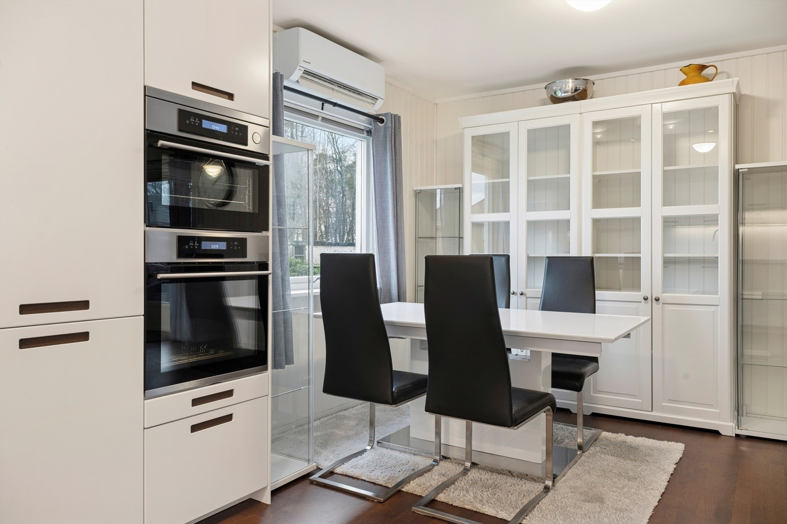 Koselig spiseplass, her inviteres det til en rolig kopp med morgenkaffe - Eller en rask matbit til folk på farten. Galleribilde