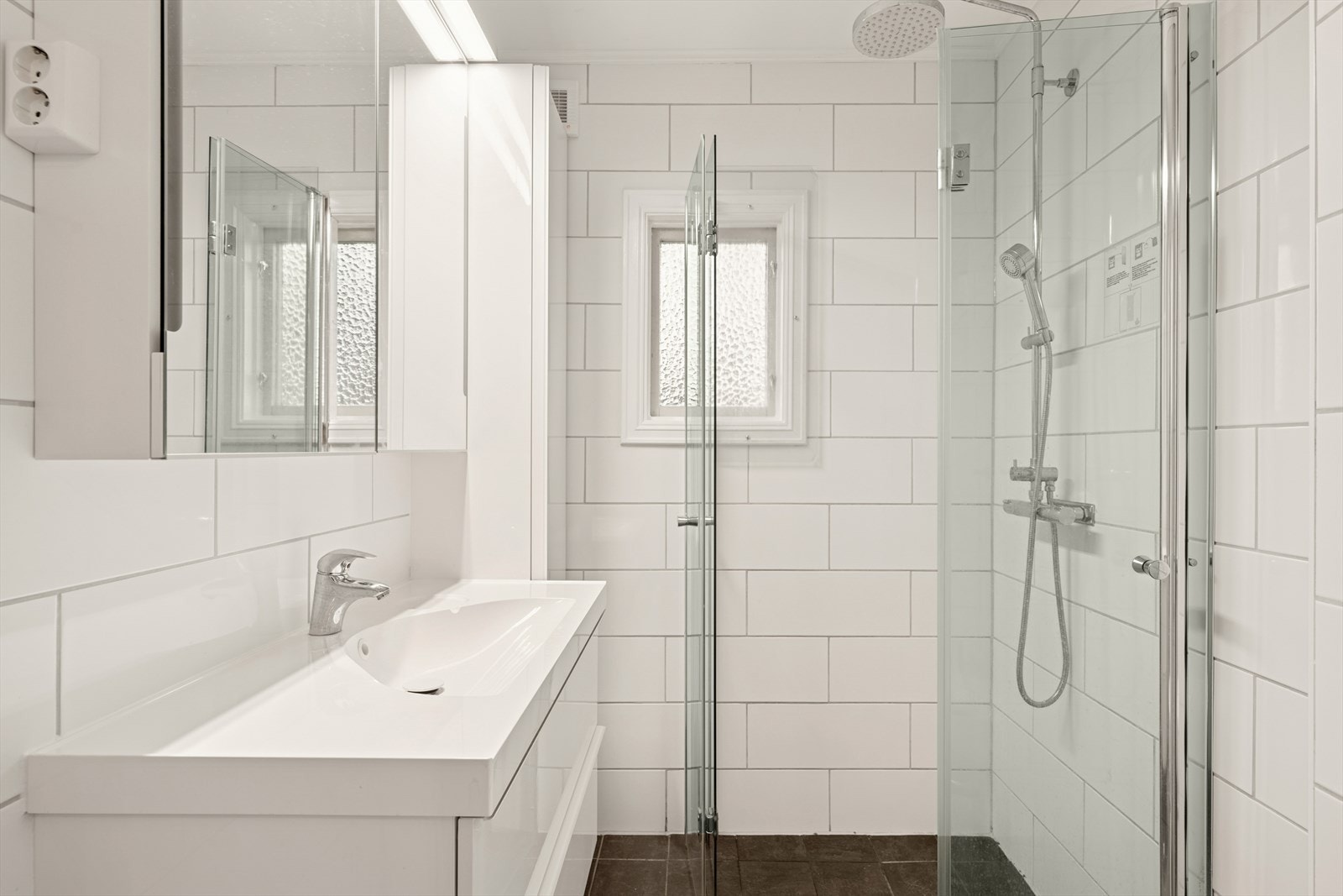 Rommet er innredet med nedfelt servant, veggmontert toalett og dusjvegger/hjørne. Avtrekk via elektrisk styrt vifte i yttervegg. Et godt sted å starte dagen! Galleribilde