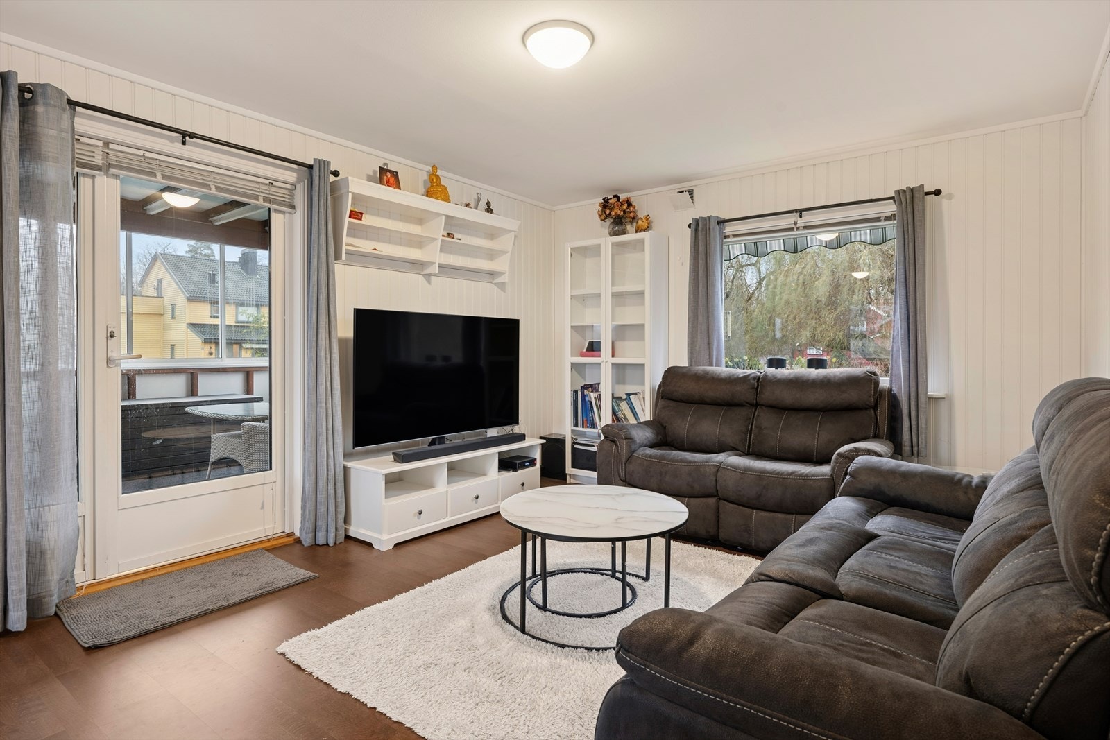 God plass til sofagruppe og tv-møblement. Utgang til innglasset veranda. Galleribilde