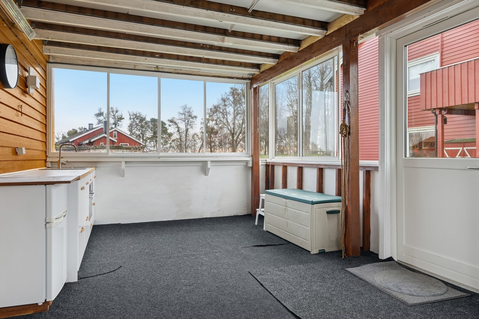 Dør ut, trapp ned til hage. Galleribilde