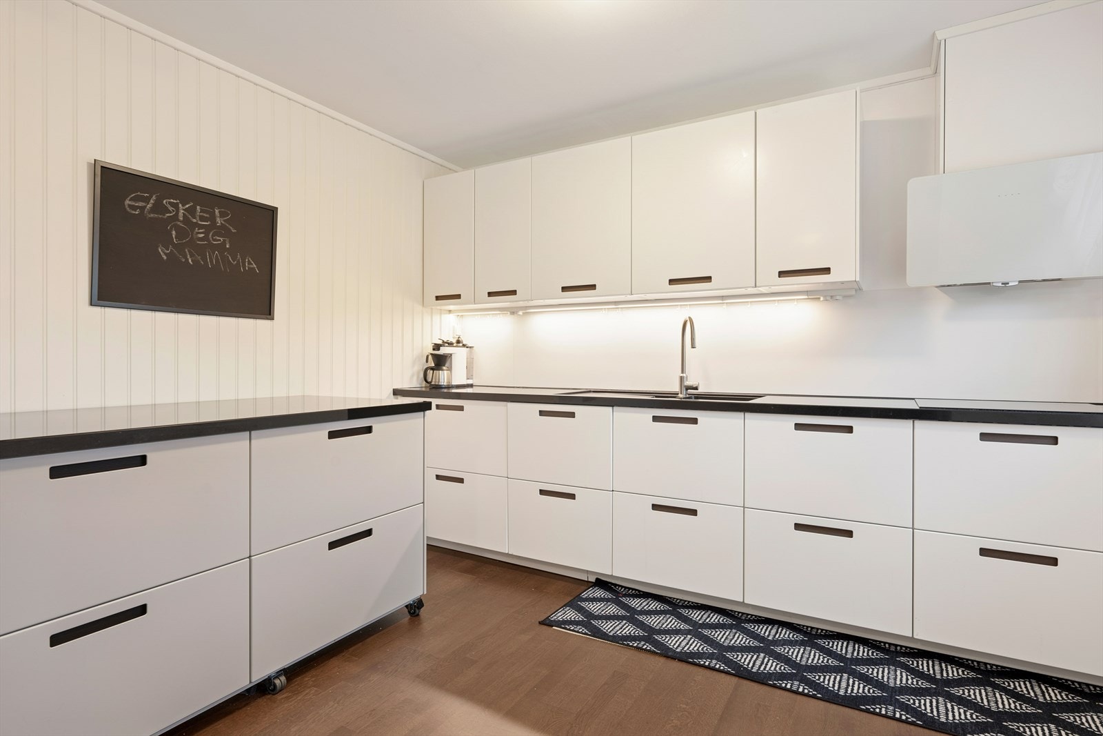 Fint kjøkken, innredning med glatte fronter og benkeplatene er av laminat. Galleribilde