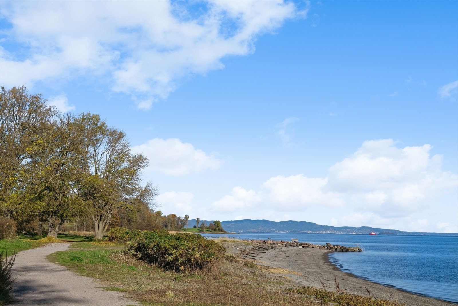 På varme sommerdager kommer det også godt med at stranda ligger drøye 100 meter nede i gata. Galleribilde
