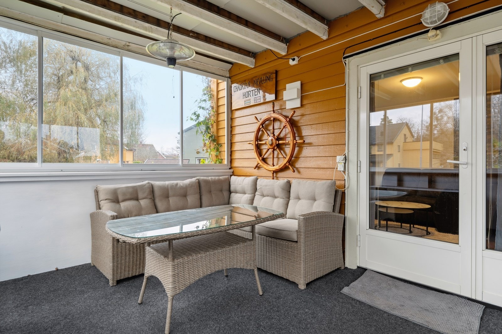 I den innglassede verandaen har man en ekstra stue som kan benyttes tidlig vår til sen høst! Galleribilde