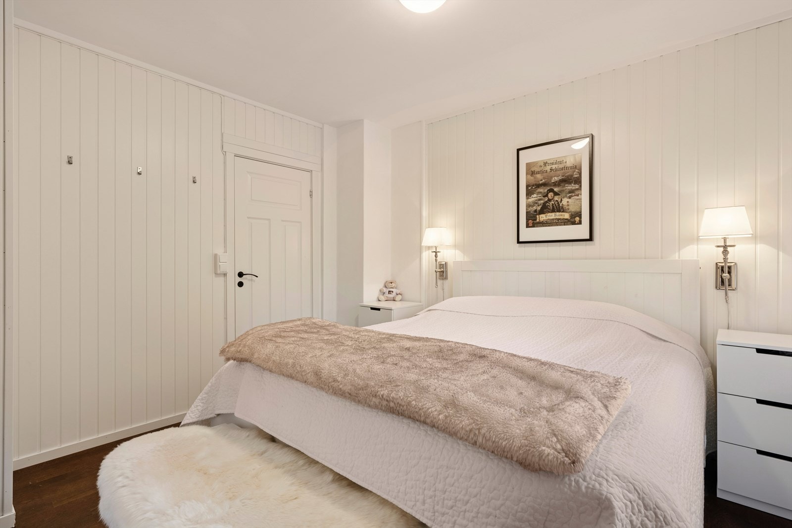 Hovedsoverom med plass til dobbeltseng og nattbord. Soverommet kommer med skyvedørsgarderobe Galleribilde