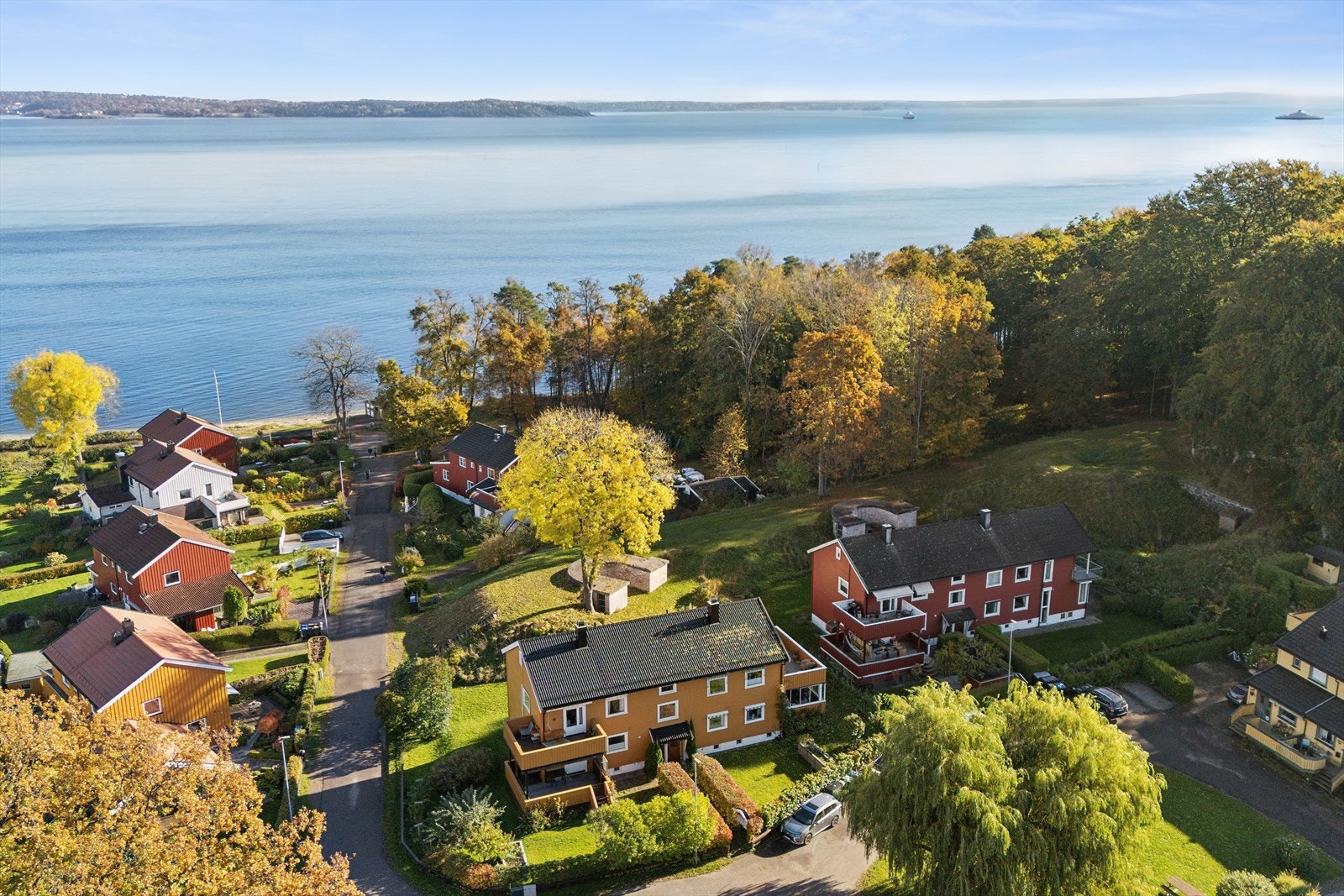 Ned samme vei finner man Tivolistranda og turstien igjennom Hortensskogen for flotte turmuligheter samt også gåmulighet inn til sentrum. Galleribilde