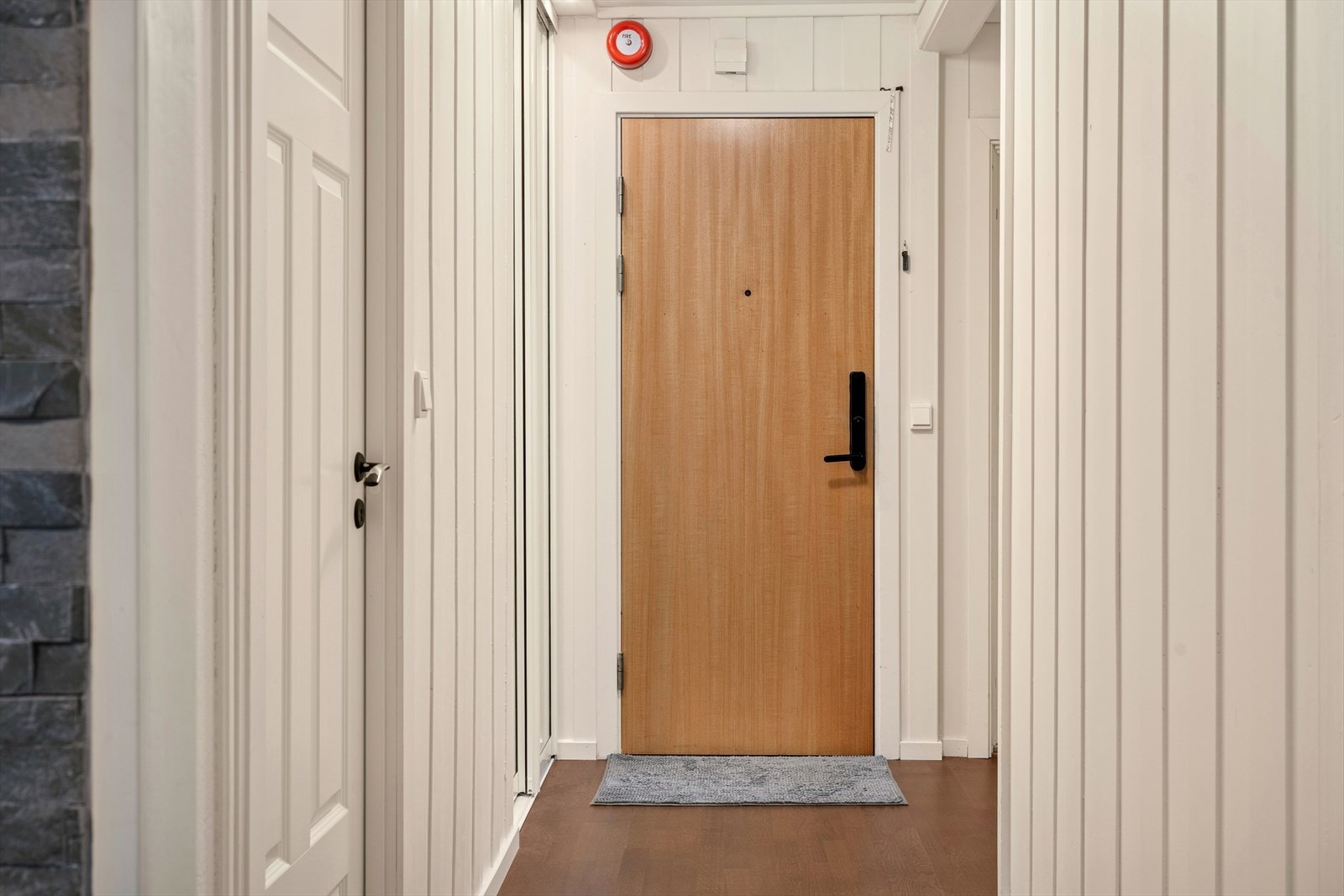 Trivelig og luftig entrè/gang som ønsker deg velkommen inn, god plass til å henge fra seg ytterklær. Galleribilde