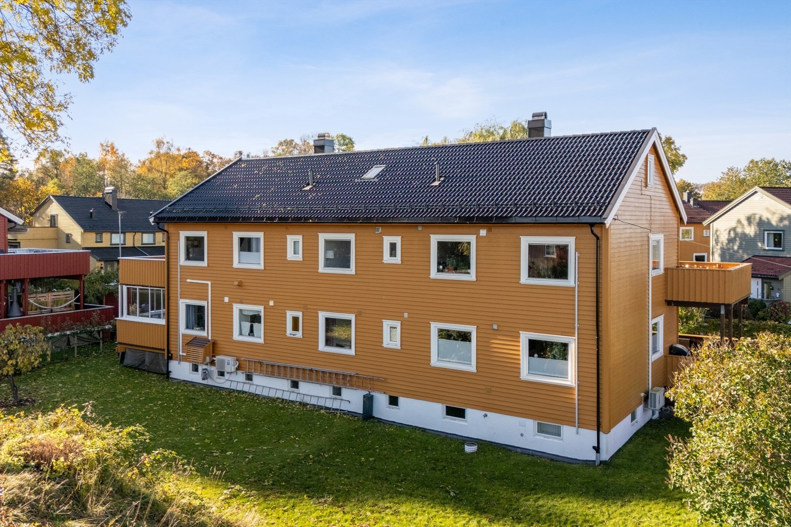 Her får du en bolig i et meget populært, rolig og barnevennlig boligstrøk ved sjøen, Tivolistranda, kyststien og Hortensskogen som nærmeste nabo. Galleribilde