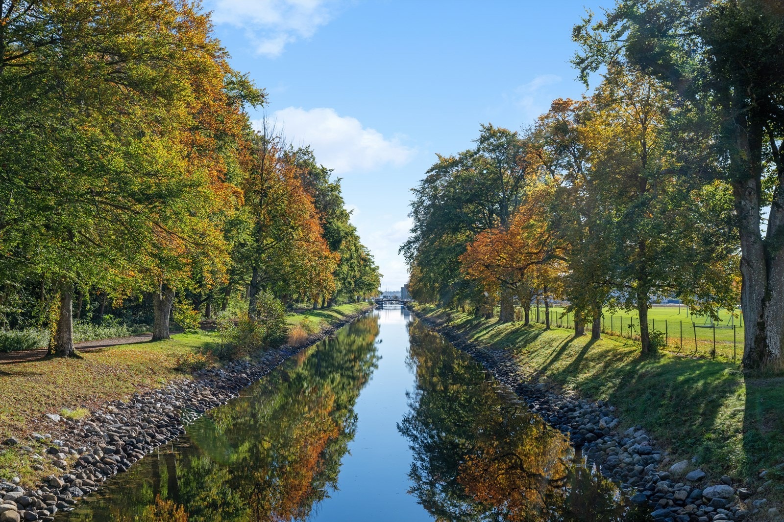 Historiske Hortenskanalen - Kanalen er 878 meter lang og steinsatt på sidene. Kanalanlegget er et viktig teknisk kulturminne som det finnes få tilsvarende av i Norge. Galleribilde