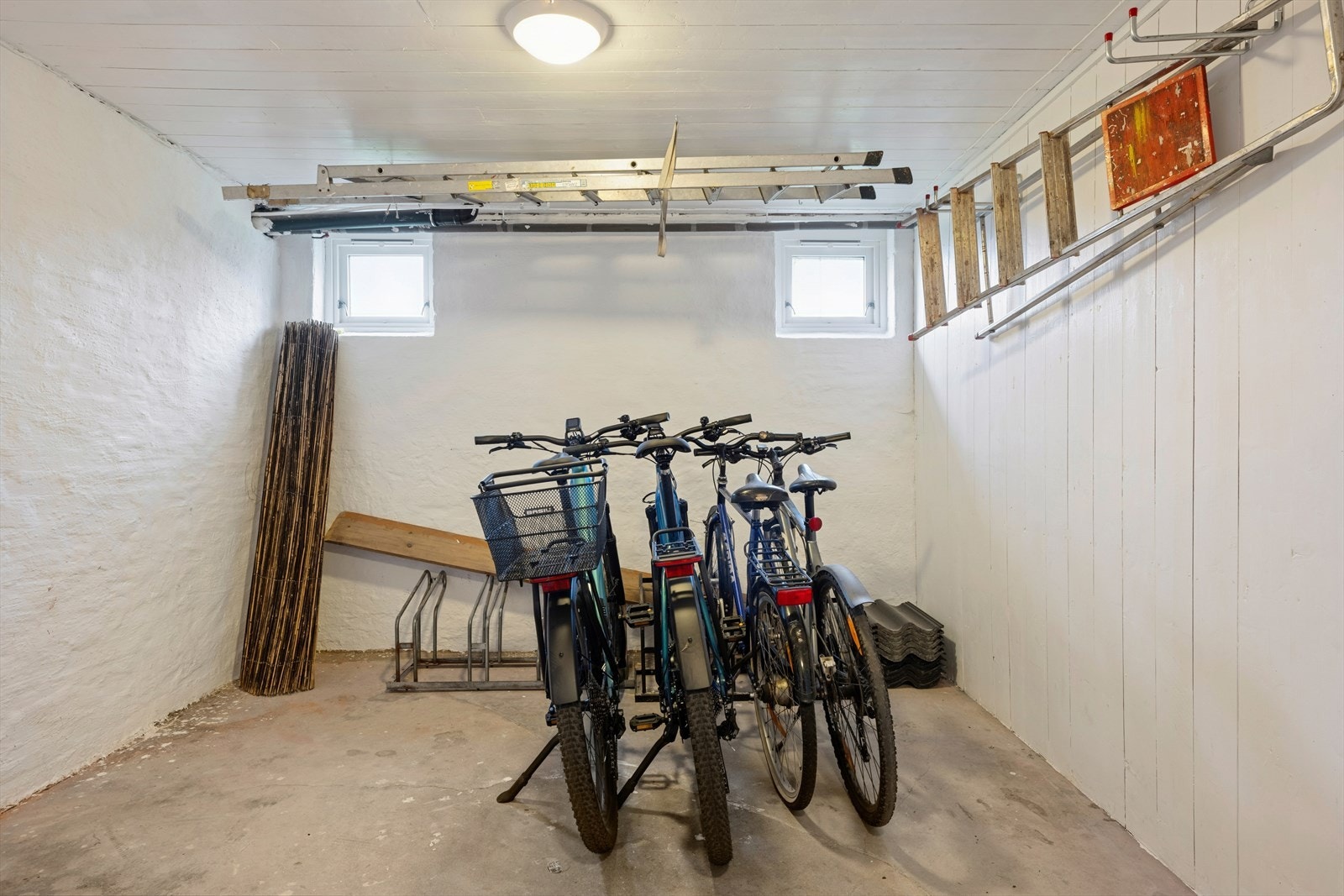 Fellesrom i kjeller til sykler mm. Galleribilde
