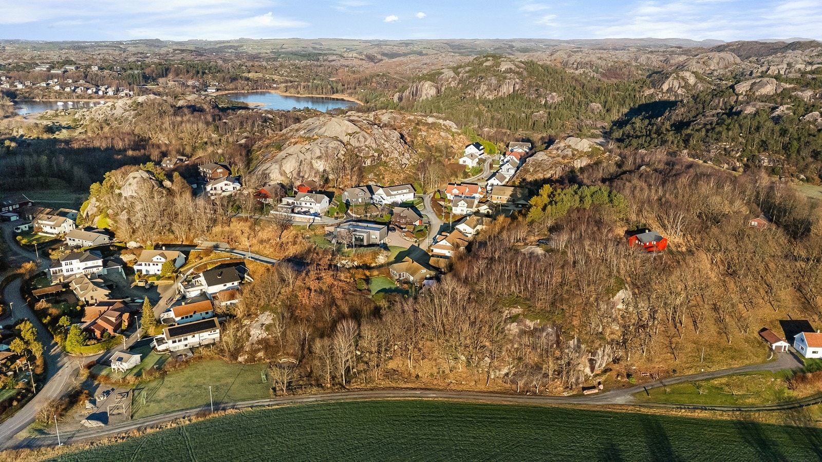 Tomten ligger i attraktive Slathelleren på Ogna, et rolig og familievennlig boligområde. Galleribilde