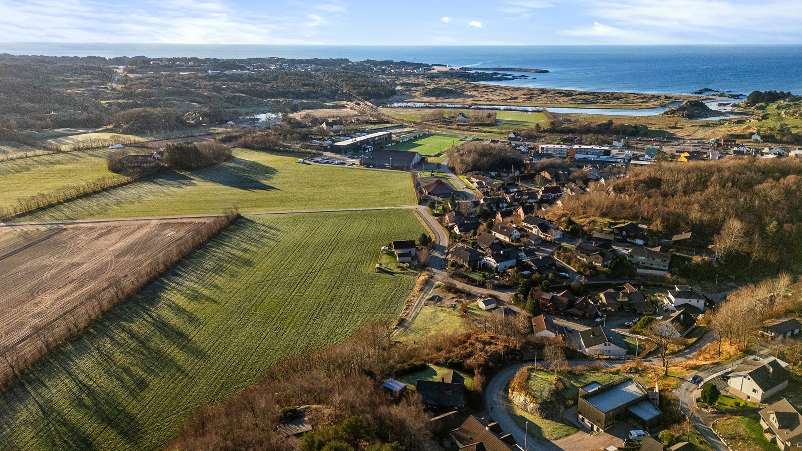 Landlige omgivelser, med gang- og sykkelavstand til sentrum med butikk, togstasjon, kafétilbud og øvrige servicetilbud. Galleribilde