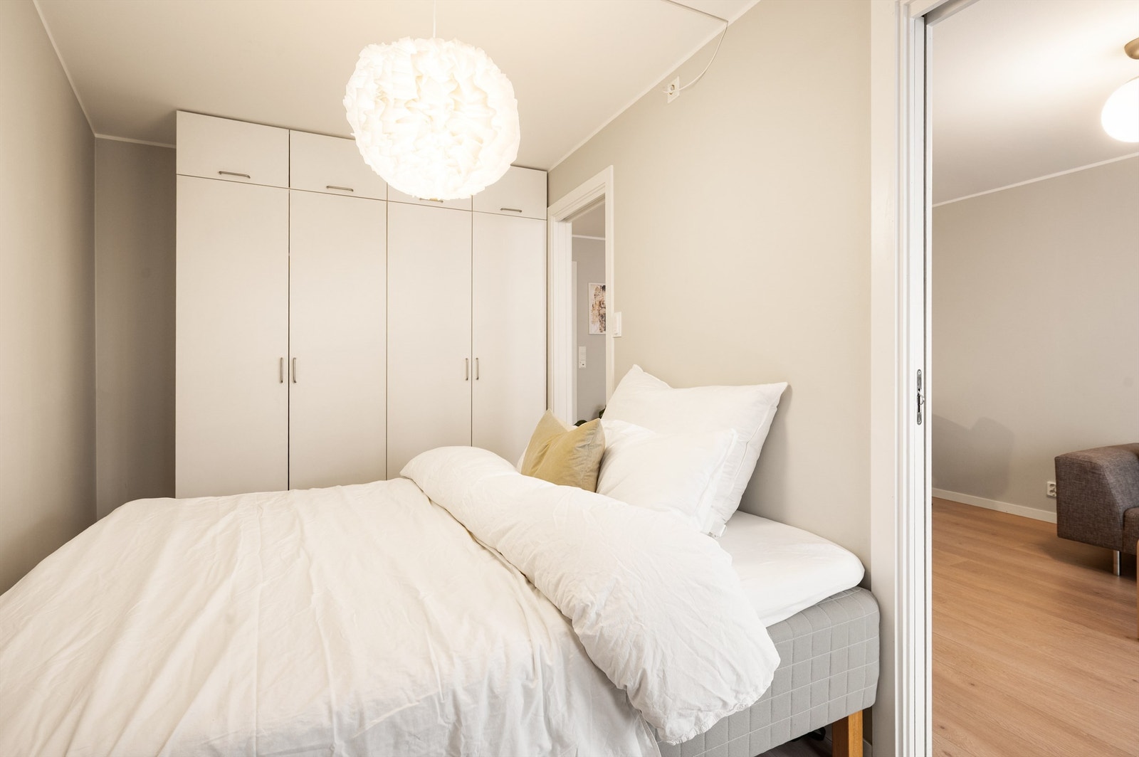 Rikelig med oppbevaringsplass i et romslig garderobeskap. Galleribilde