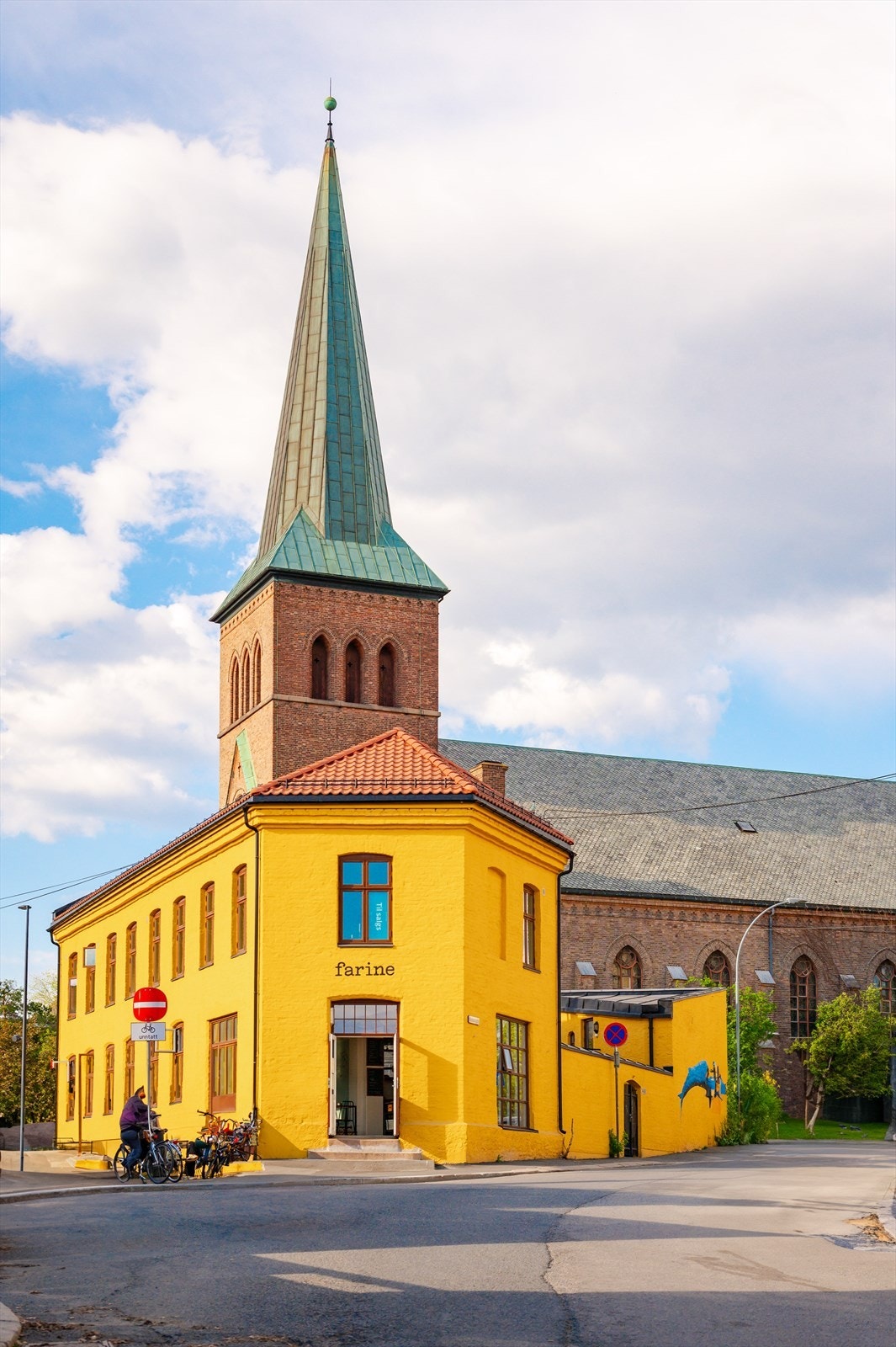 Ved Kampen torg finner du en rekke kafeer, restauranter og hyggelige småforretninger. Her den stemningsfulle kafeen Farine med blant annet deilig bakst og påsmurte rundstykker. Galleribilde