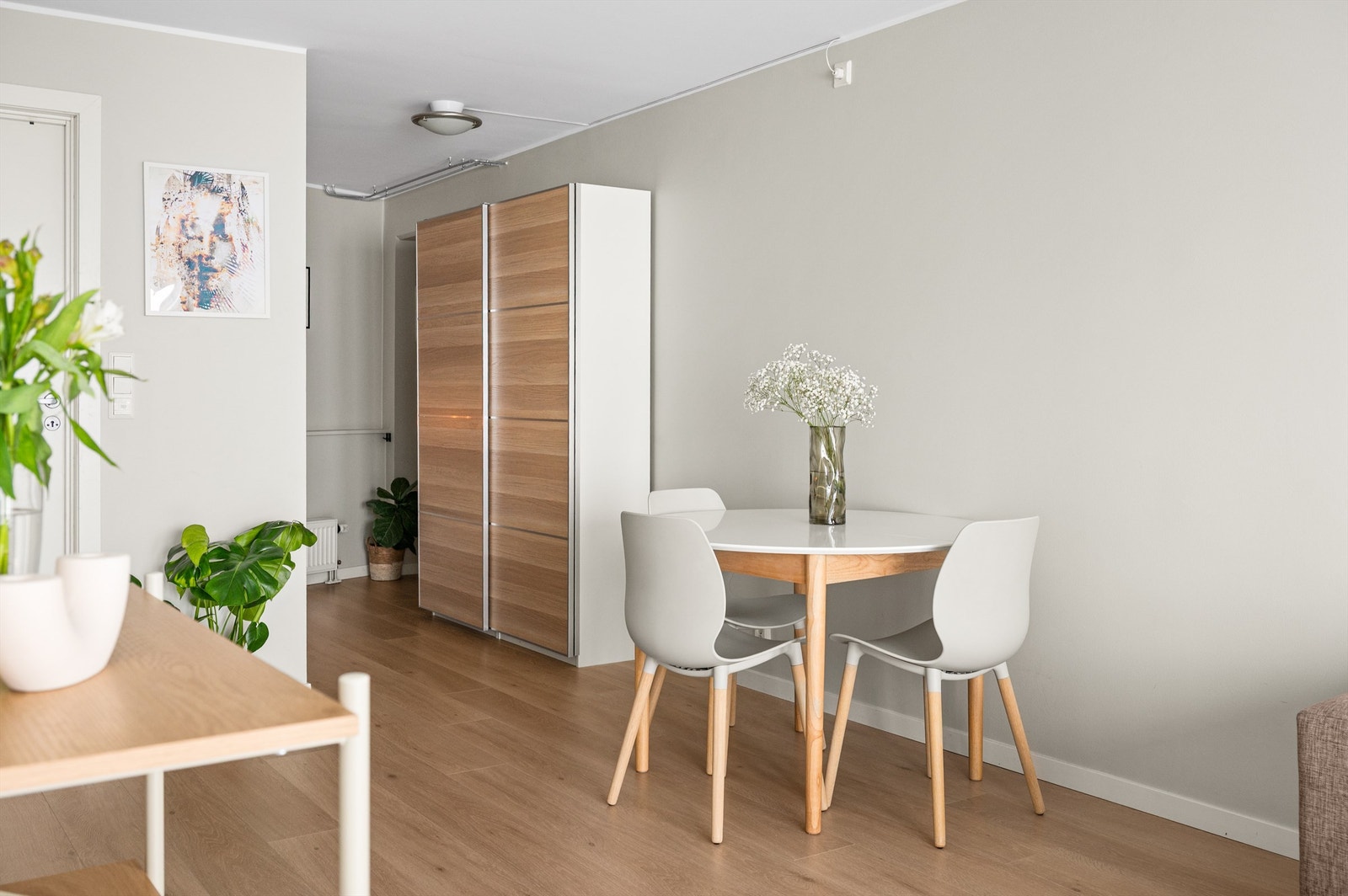 I stuen er det en naturlig plass for spisebord med mulighet for å invitere venner og familie på middager. Galleribilde