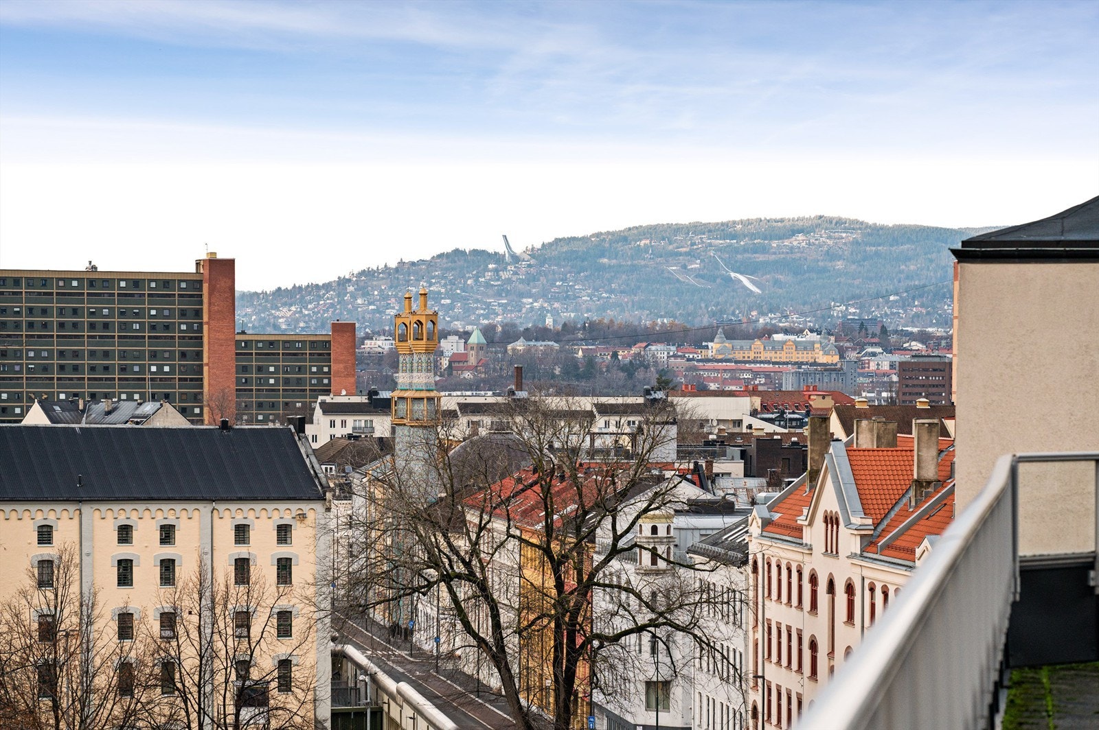 Utsikten gir et godt inntrykk av Kampens karakteristiske blanding av bygårder og eldre bebyggelse. Galleribilde