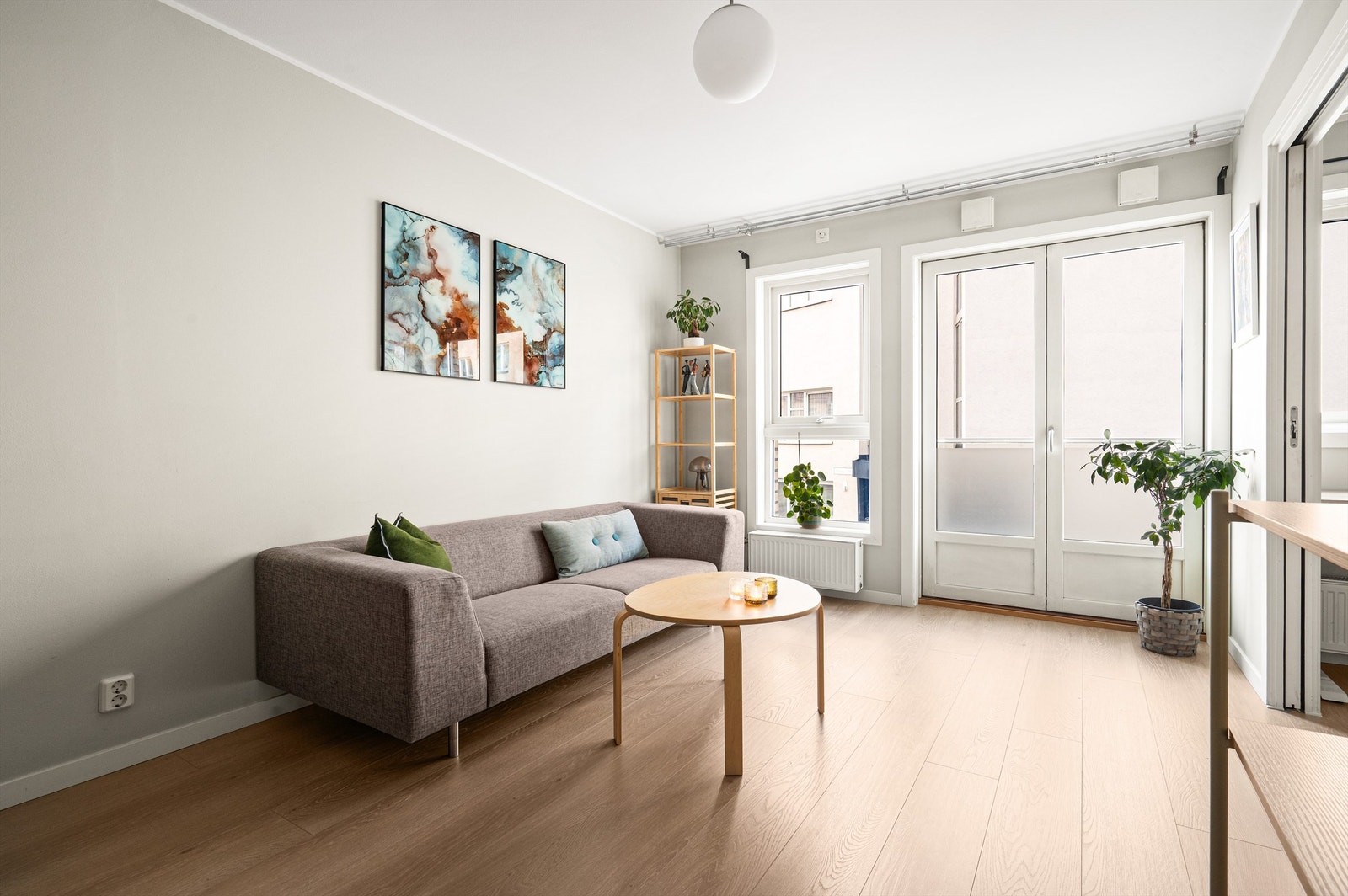 Stuen har en fransk balkong som slipper inn rikelig med lys og som sammen med de duse overflatene skaper en luftig atmosfære. Galleribilde