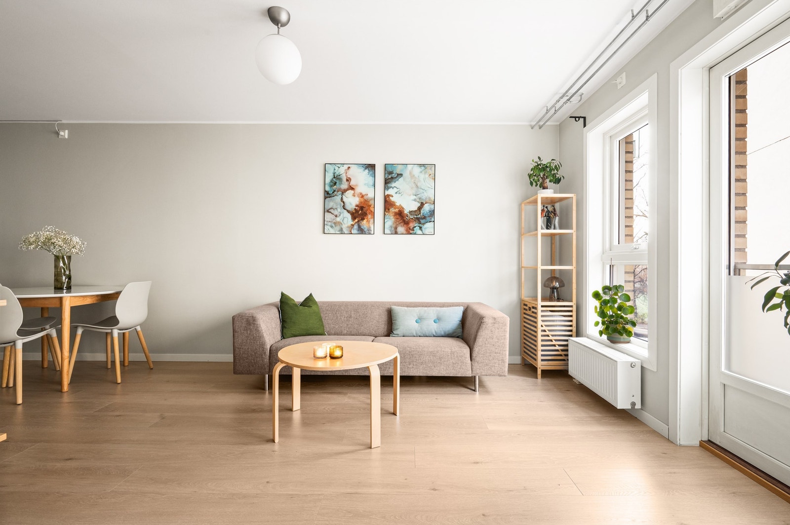 Stuens gode planløsning gjør det enkelt å innrede etter behov med sofagruppe, salongbord, TV-sjenk eller annet ønskelig møblement. Galleribilde