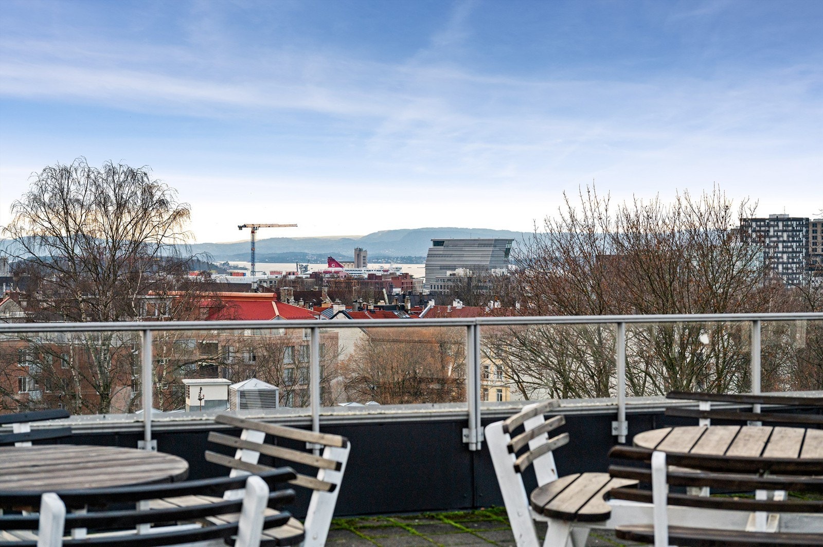 Fra takterrassen har du en nydelig utsikt helt ned til fjorden. Galleribilde