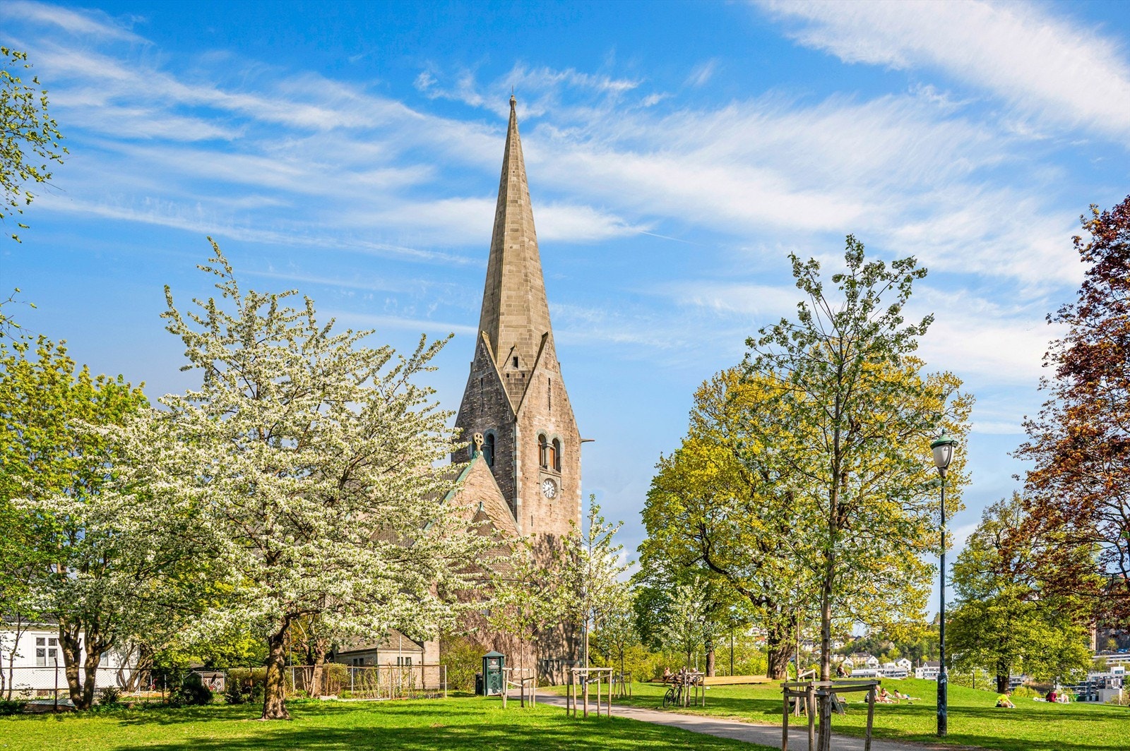 I tillegg til å bo i hovedstadens sentrum er det kort vei til flotte tur og rekreasjonsområder som Vålerengaparken, Kampenparken og Middelalderparken. Galleribilde